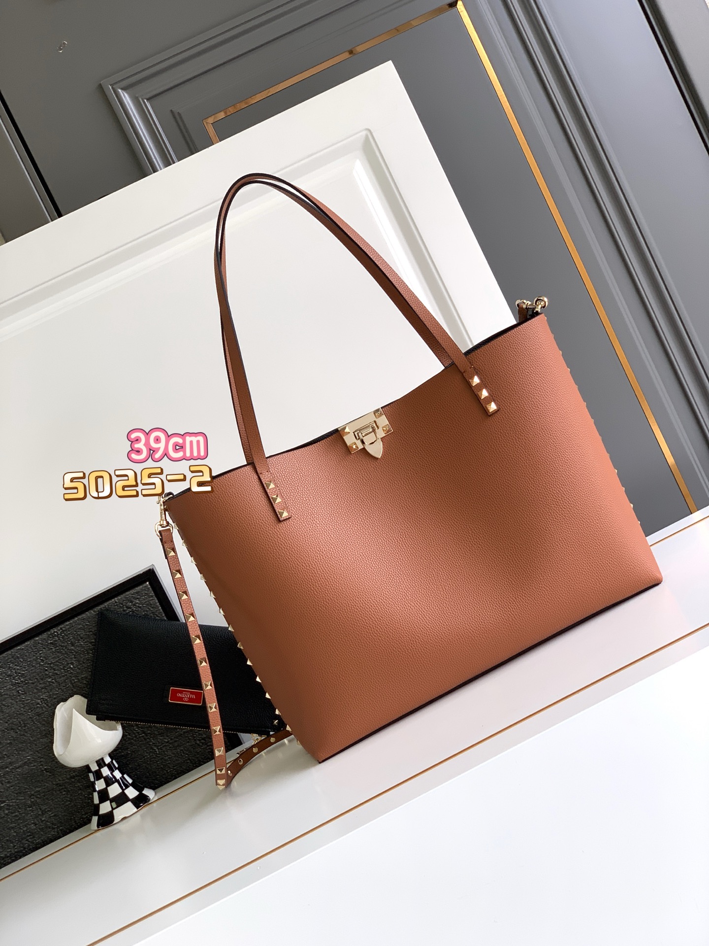 🆕🆕✨o Garavani小牛皮托特包，饰有标志性的Rockstud装饰，卷顶手柄。 - 里外搭配不同撞