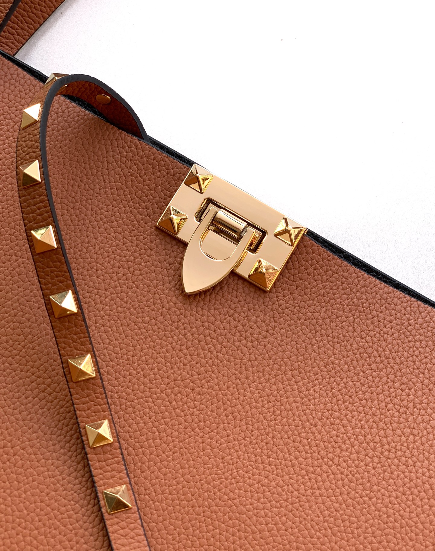 🆕🆕✨o Garavani小牛皮托特包，饰有标志性的Rockstud装饰，卷顶手柄。 - 里外搭配不同撞