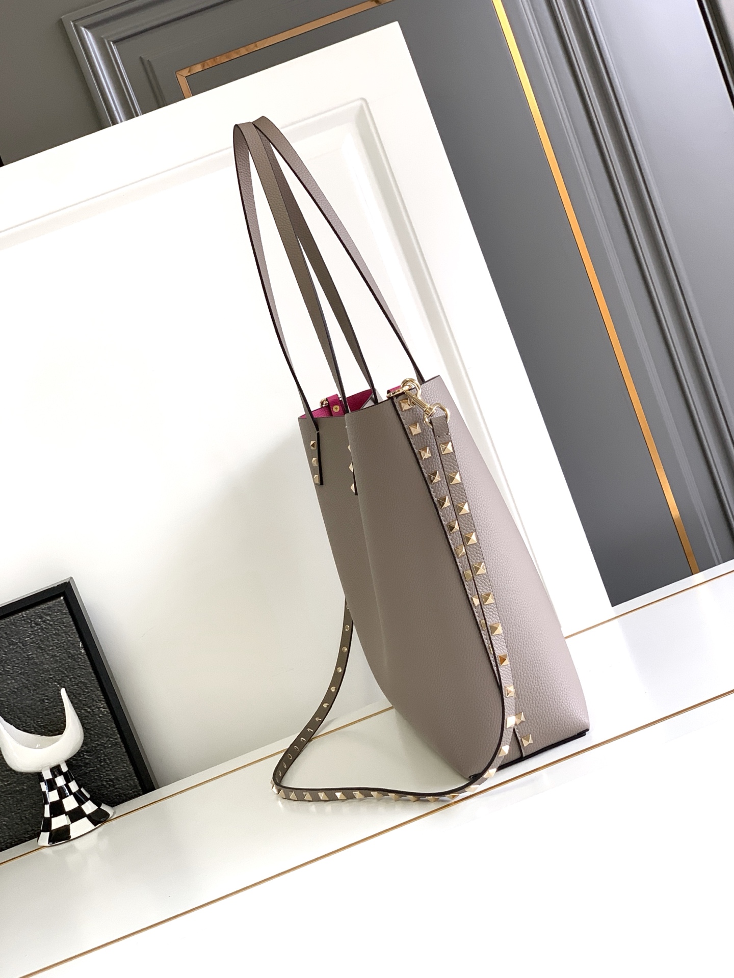 🆕🆕✨o Garavani小牛皮托特包，饰有标志性的Rockstud装饰，卷顶手柄。 - 里外搭配不同撞