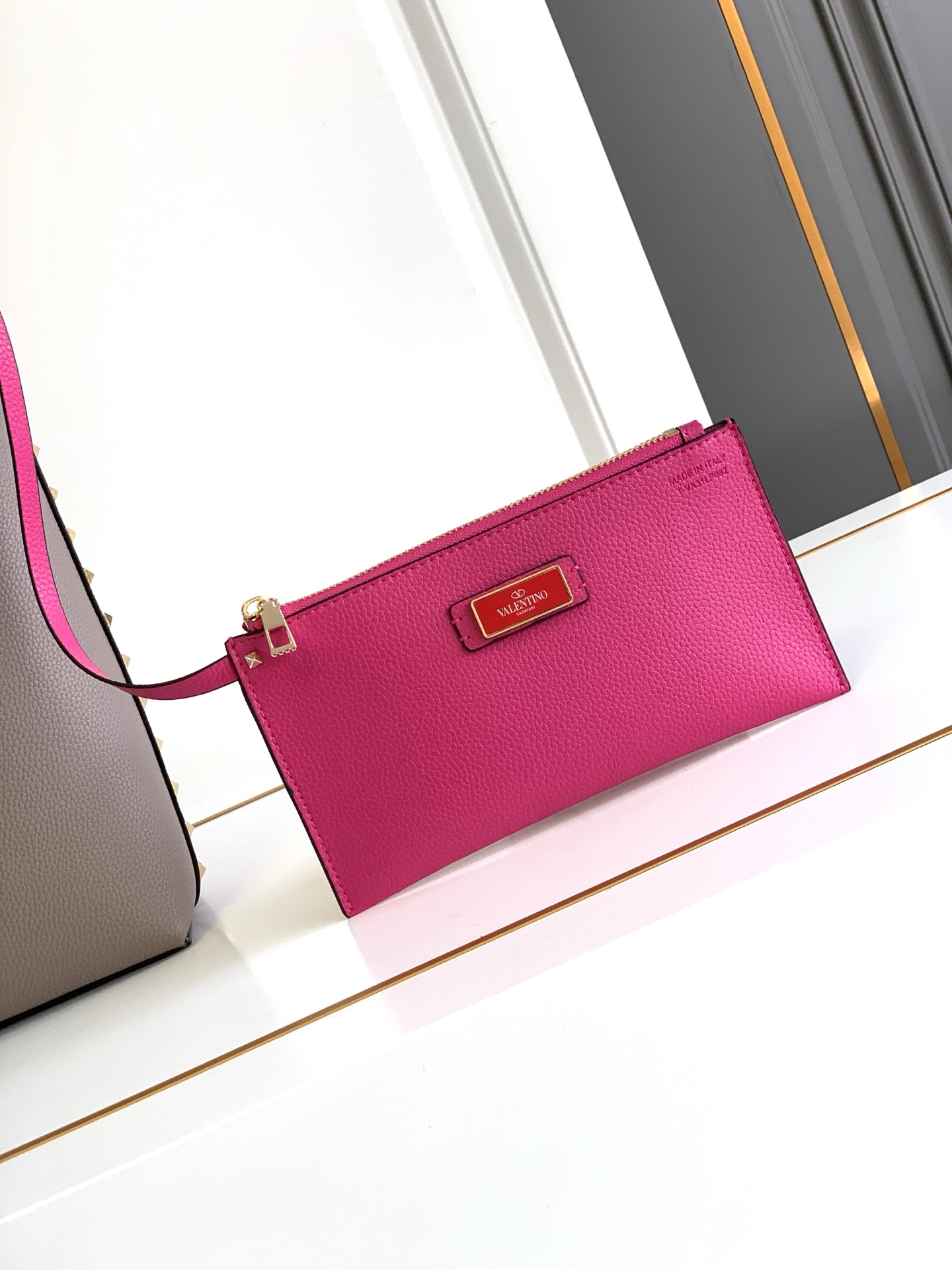 🆕🆕✨o Garavani小牛皮托特包，饰有标志性的Rockstud装饰，卷顶手柄。 - 里外搭配不同撞