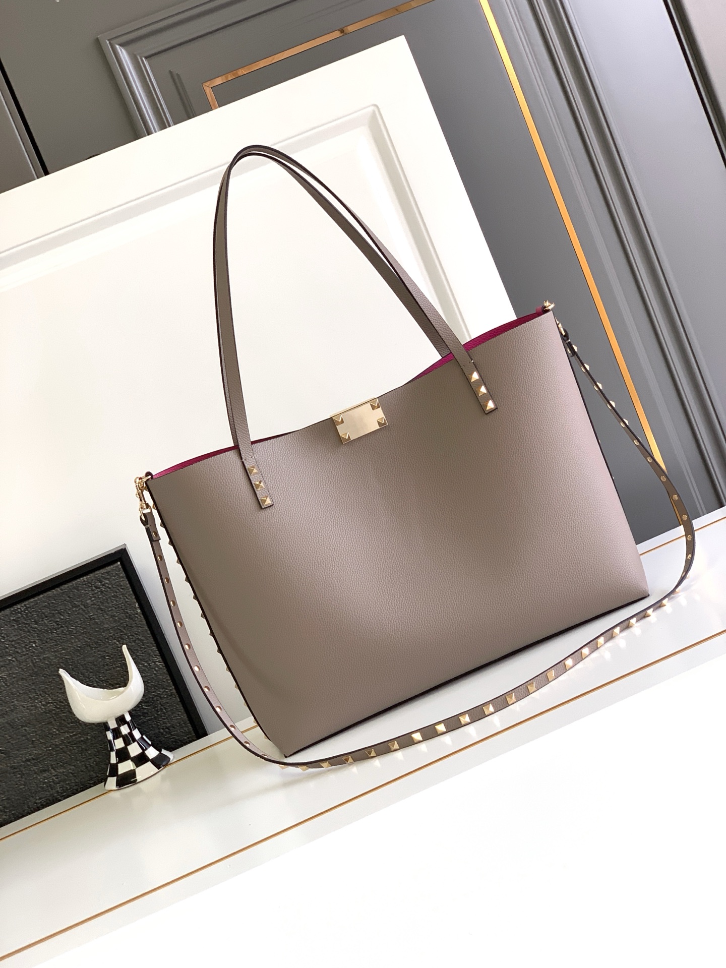 🆕🆕✨o Garavani小牛皮托特包，饰有标志性的Rockstud装饰，卷顶手柄。 - 里外搭配不同撞