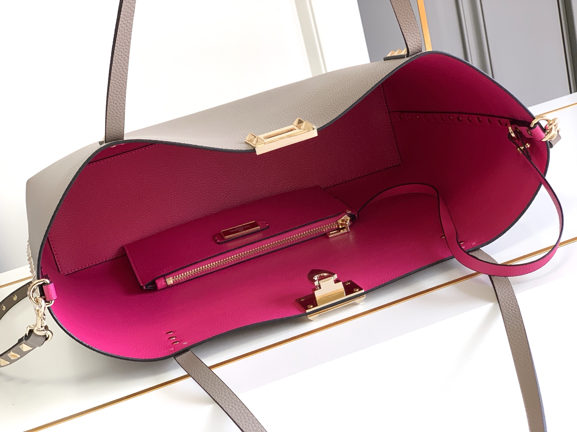 🆕🆕✨o Garavani小牛皮托特包，饰有标志性的Rockstud装饰，卷顶手柄。 - 里外搭配不同撞