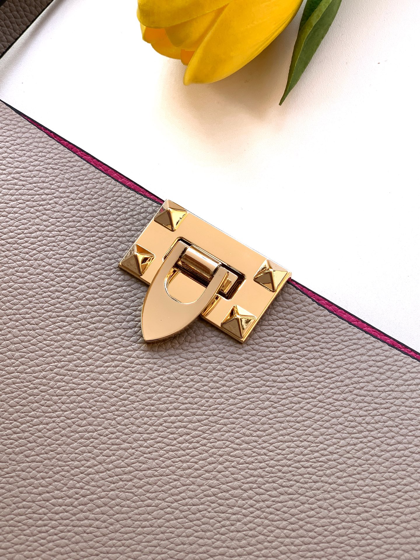 🆕🆕✨o Garavani小牛皮托特包，饰有标志性的Rockstud装饰，卷顶手柄。 - 里外搭配不同撞