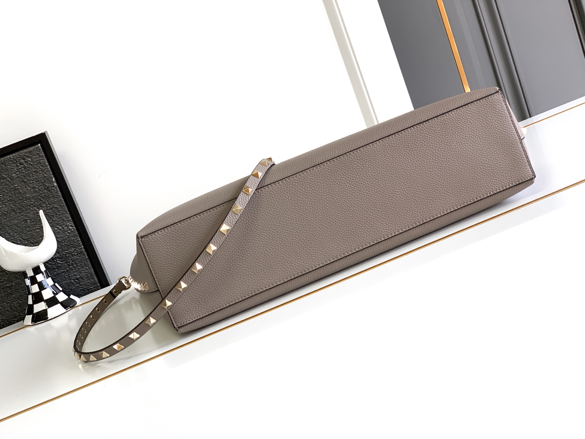 🆕🆕✨o Garavani小牛皮托特包，饰有标志性的Rockstud装饰，卷顶手柄。 - 里外搭配不同撞