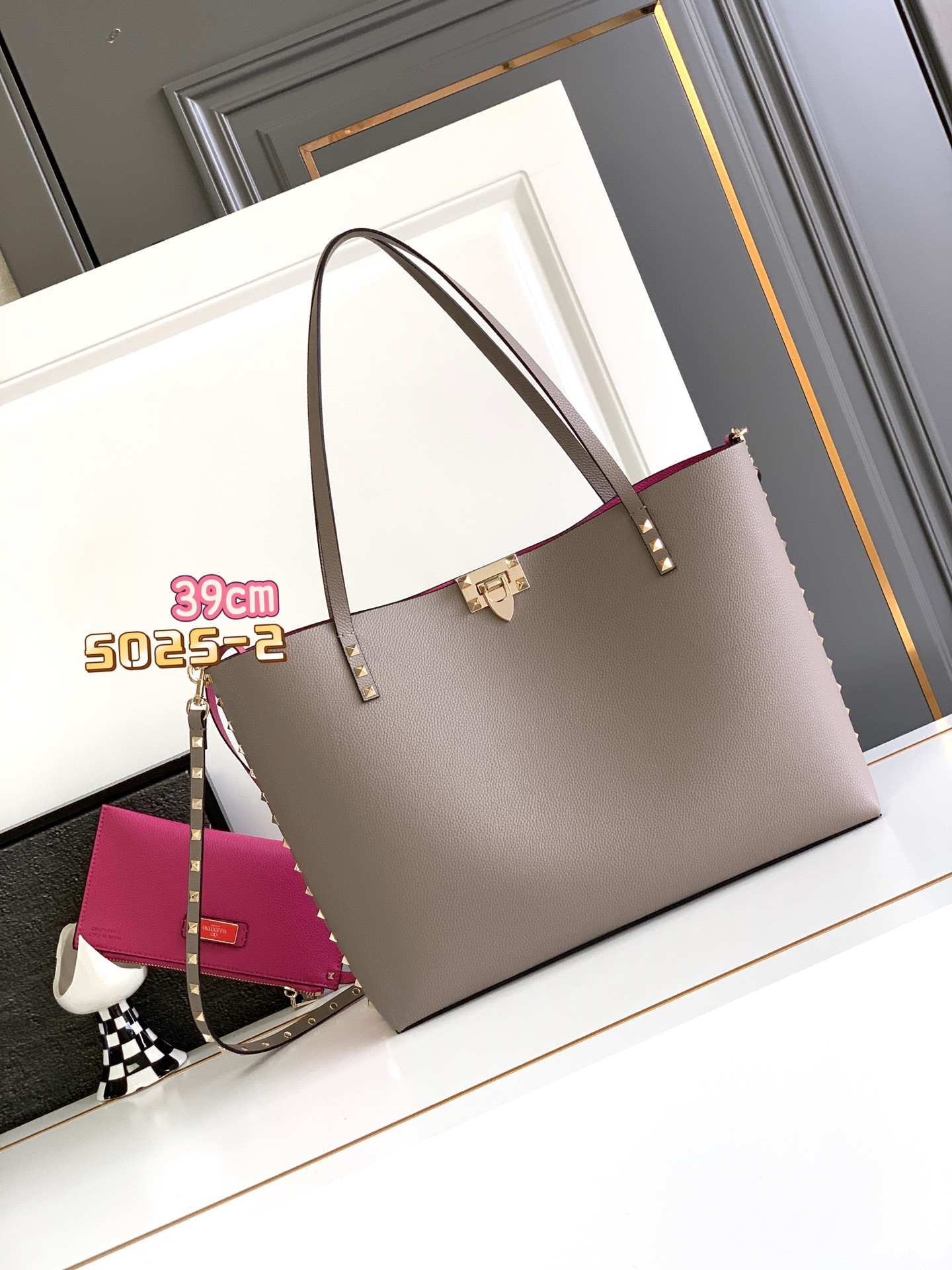 🆕🆕✨o Garavani小牛皮托特包，饰有标志性的Rockstud装饰，卷顶手柄。 - 里外搭配不同撞