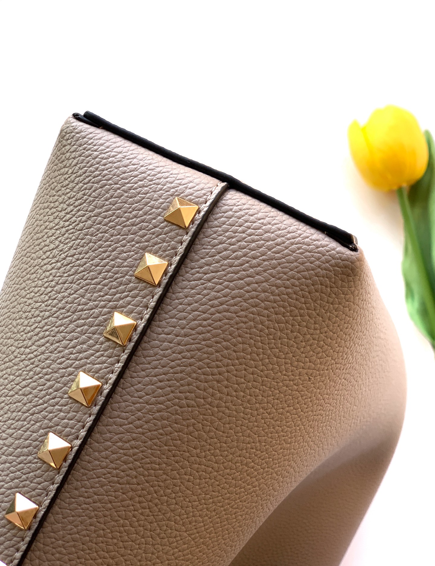 🆕🆕✨o Garavani小牛皮托特包，饰有标志性的Rockstud装饰，卷顶手柄。 - 里外搭配不同撞