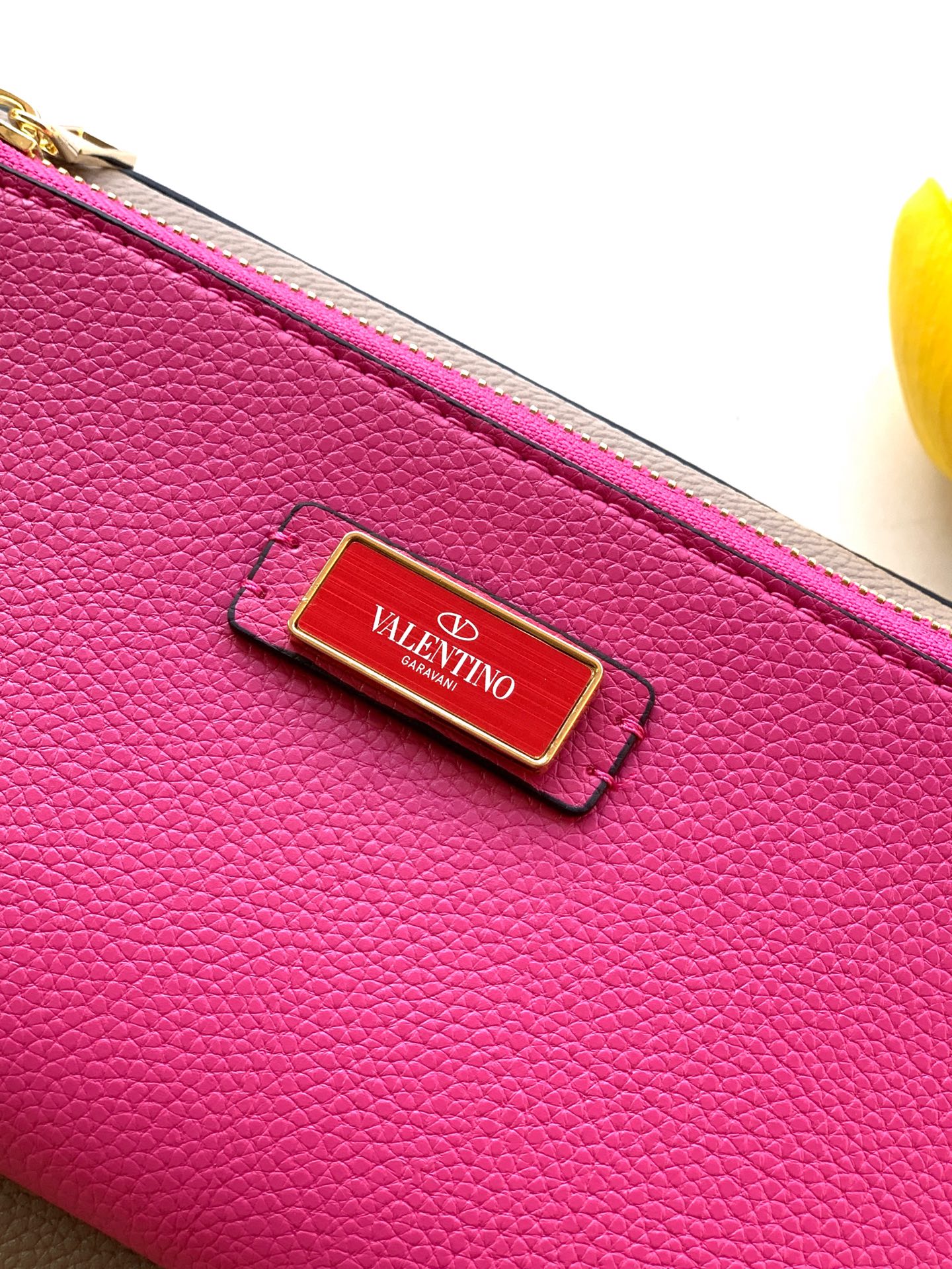 🆕🆕✨o Garavani小牛皮托特包，饰有标志性的Rockstud装饰，卷顶手柄。 - 里外搭配不同撞