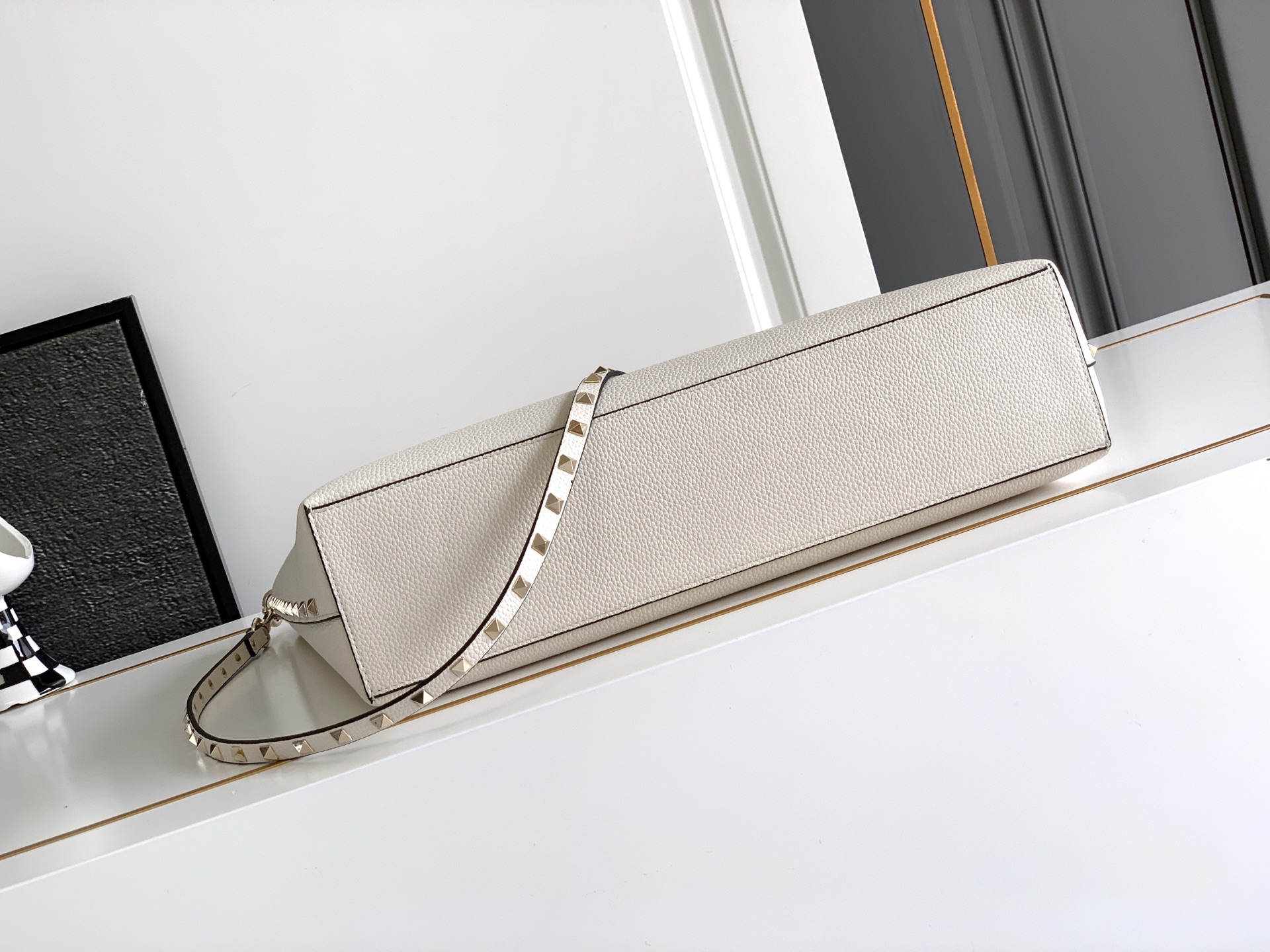 🆕🆕✨o Garavani小牛皮托特包，饰有标志性的Rockstud装饰，卷顶手柄。 - 里外搭配不同撞