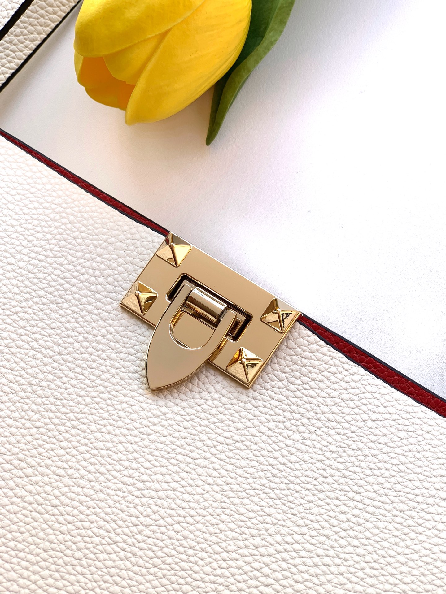 🆕🆕✨o Garavani小牛皮托特包，饰有标志性的Rockstud装饰，卷顶手柄。 - 里外搭配不同撞