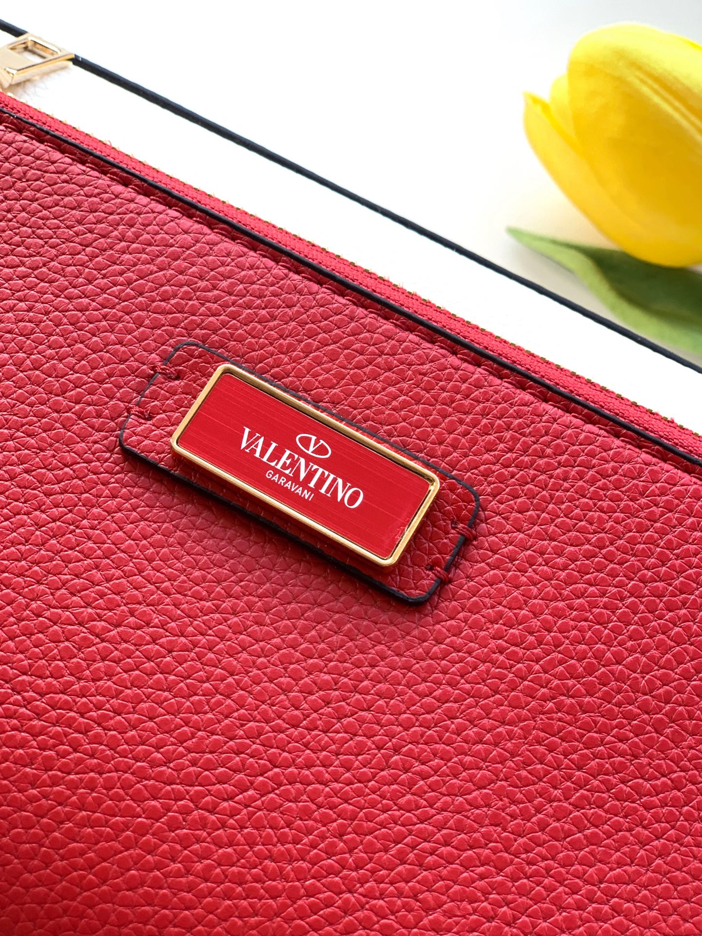 🆕🆕✨o Garavani小牛皮托特包，饰有标志性的Rockstud装饰，卷顶手柄。 - 里外搭配不同撞