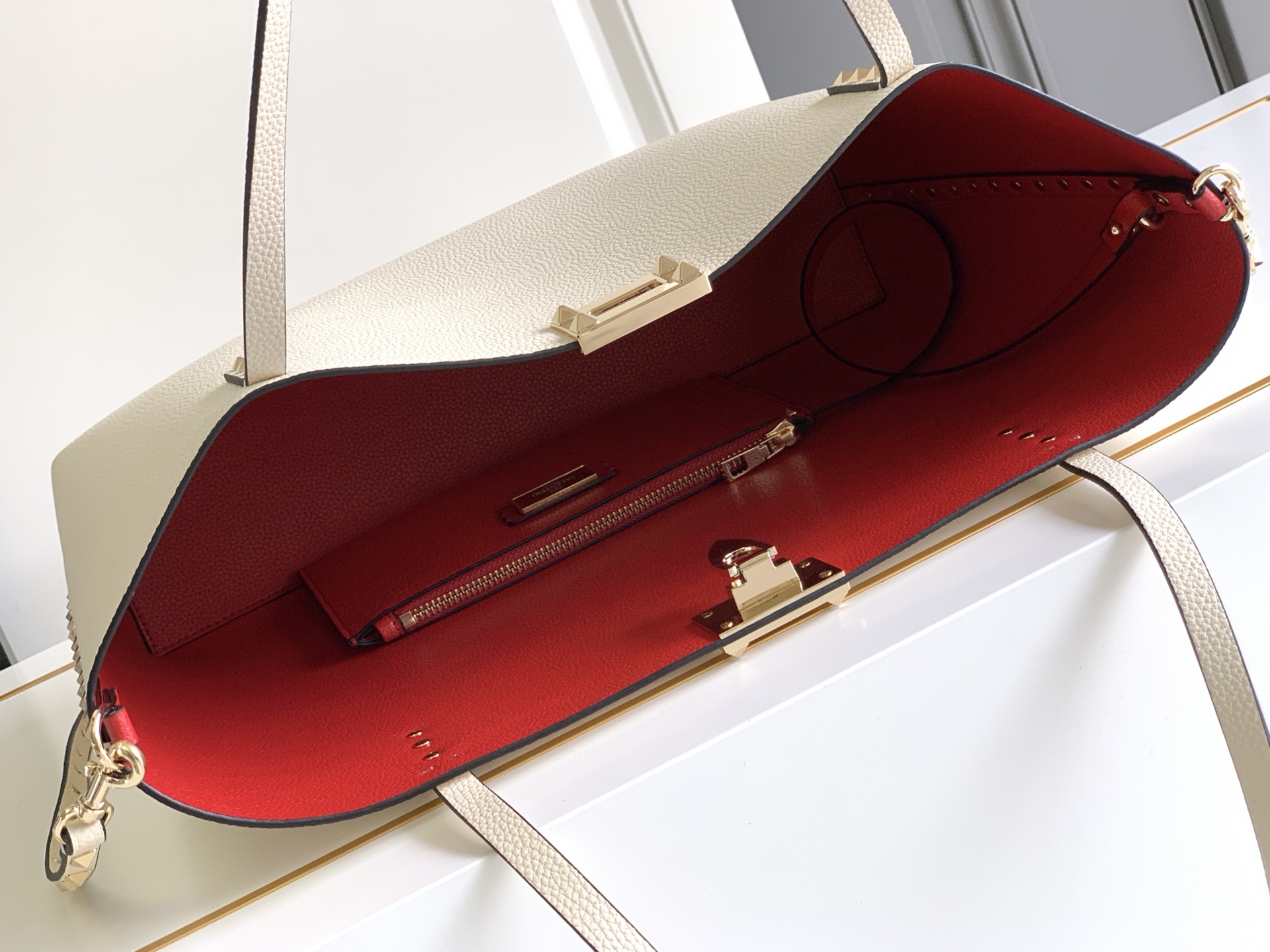 🆕🆕✨o Garavani小牛皮托特包，饰有标志性的Rockstud装饰，卷顶手柄。 - 里外搭配不同撞