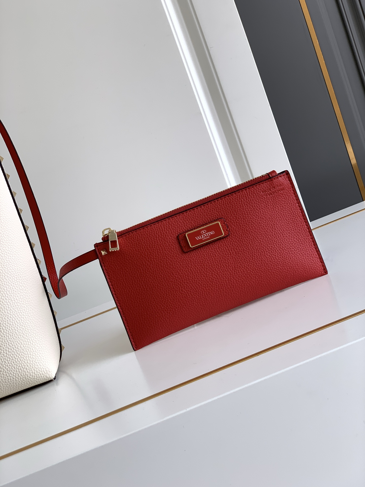 🆕🆕✨o Garavani小牛皮托特包，饰有标志性的Rockstud装饰，卷顶手柄。 - 里外搭配不同撞