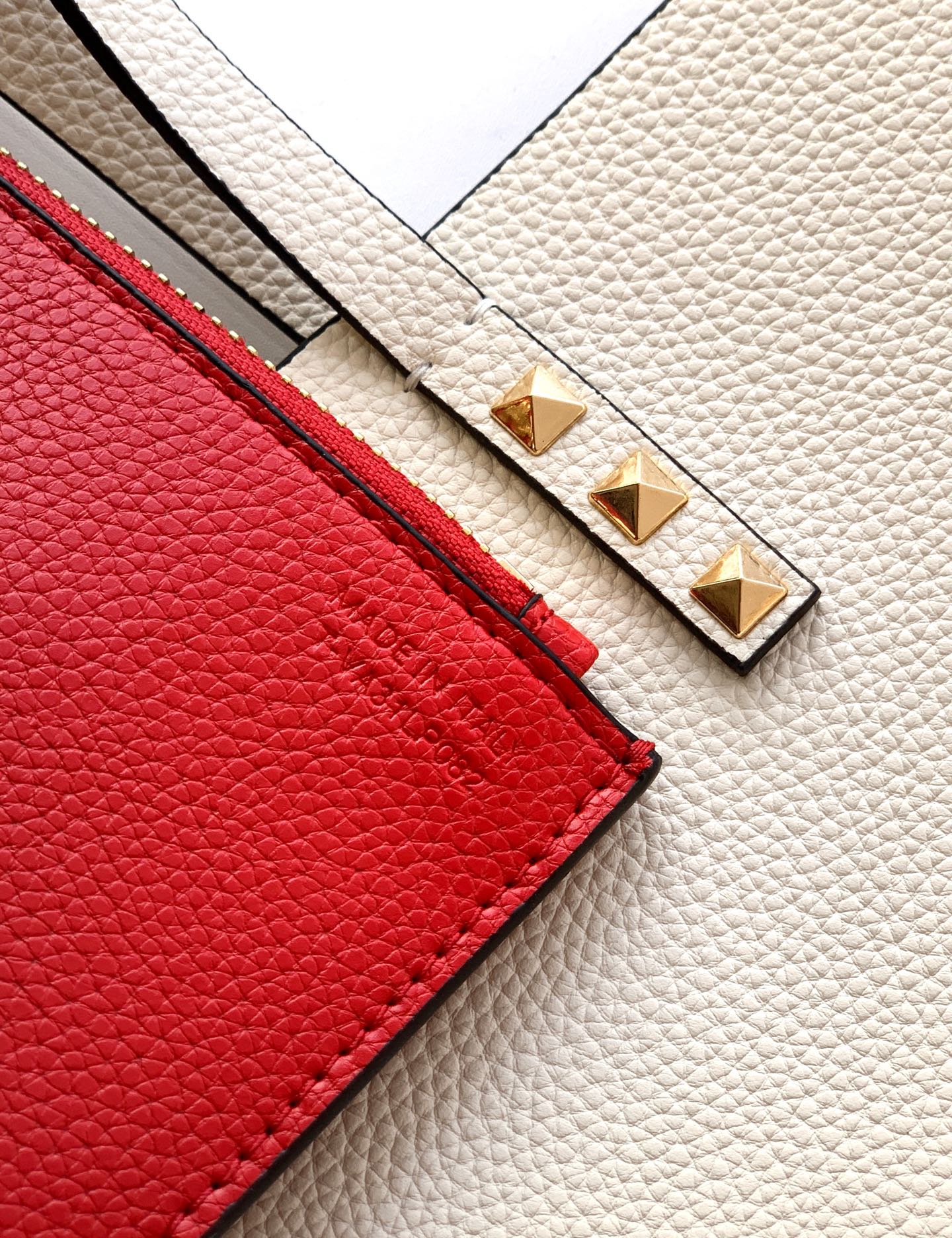 🆕🆕✨o Garavani小牛皮托特包，饰有标志性的Rockstud装饰，卷顶手柄。 - 里外搭配不同撞