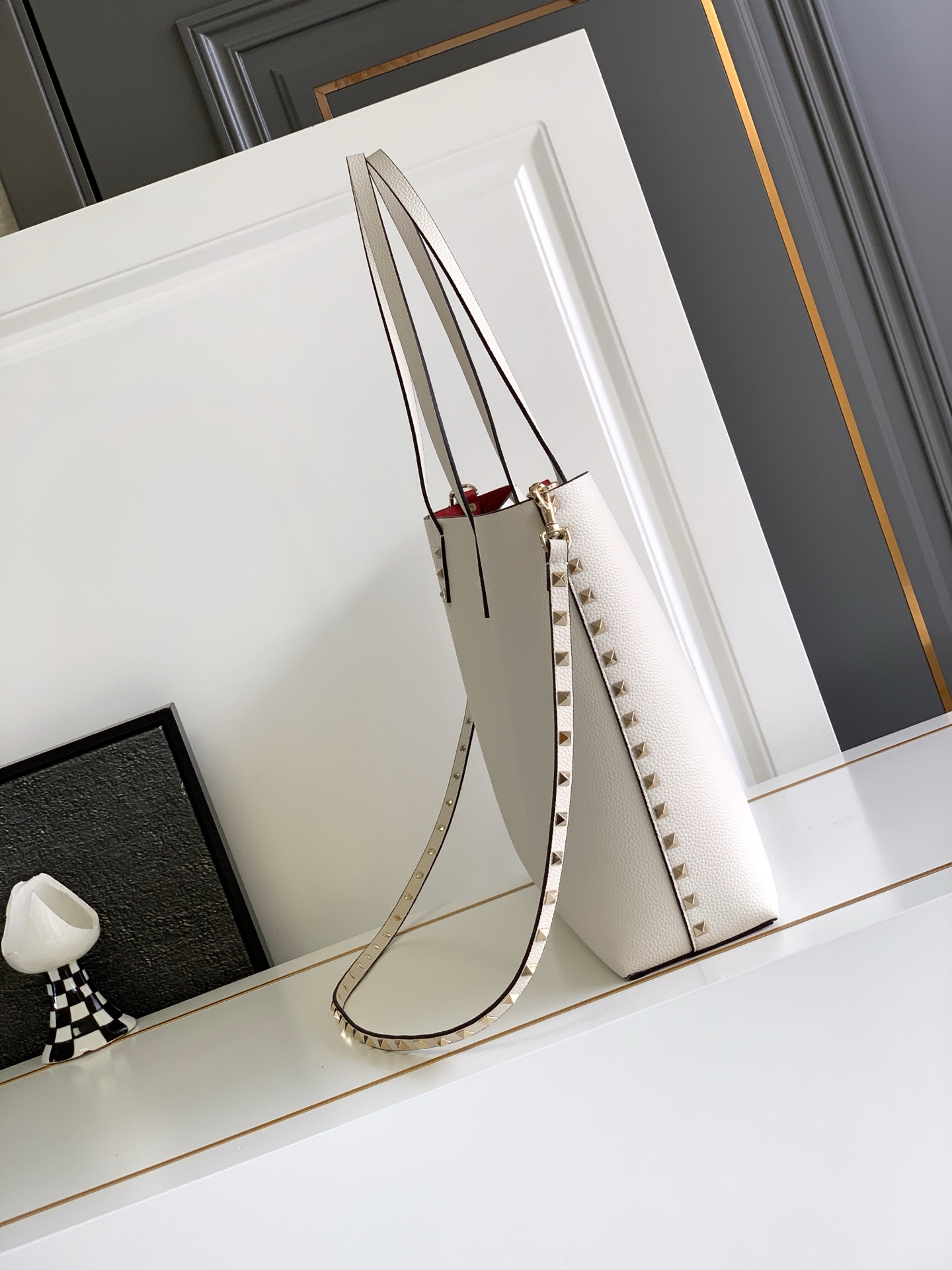 🆕🆕✨o Garavani小牛皮托特包，饰有标志性的Rockstud装饰，卷顶手柄。 - 里外搭配不同撞