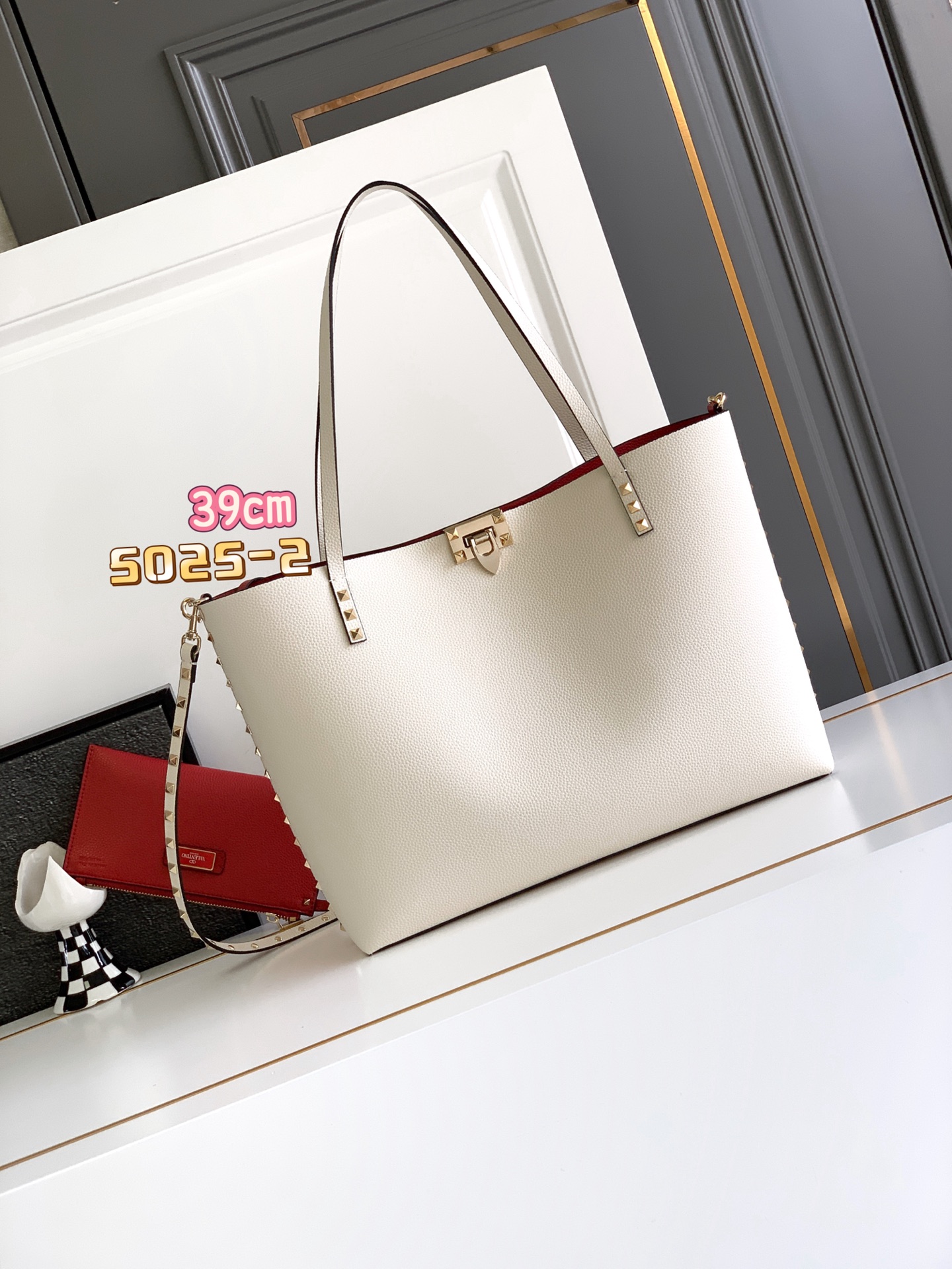 🆕🆕✨o Garavani小牛皮托特包，饰有标志性的Rockstud装饰，卷顶手柄。 - 里外搭配不同撞