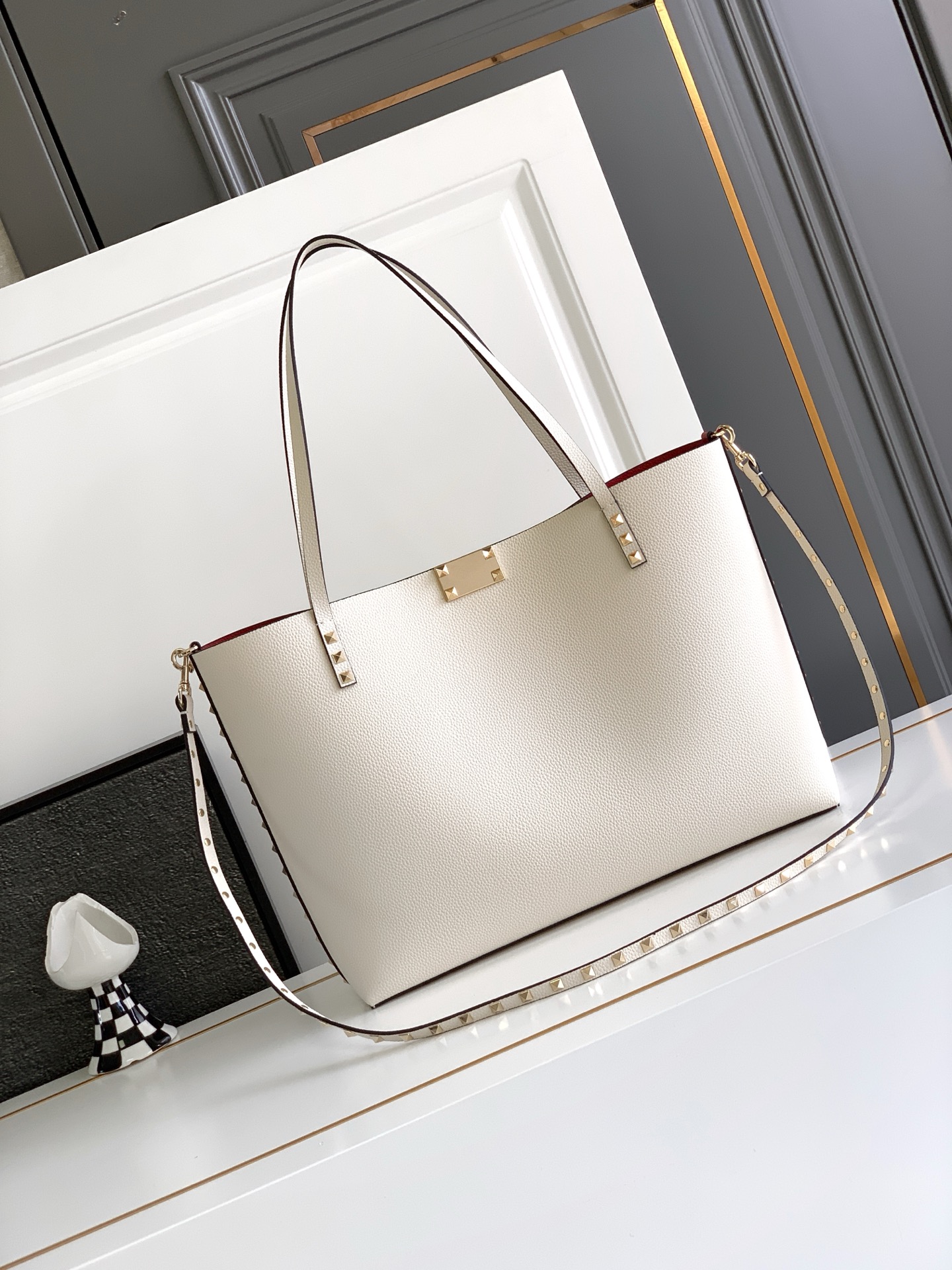 🆕🆕✨o Garavani小牛皮托特包，饰有标志性的Rockstud装饰，卷顶手柄。 - 里外搭配不同撞