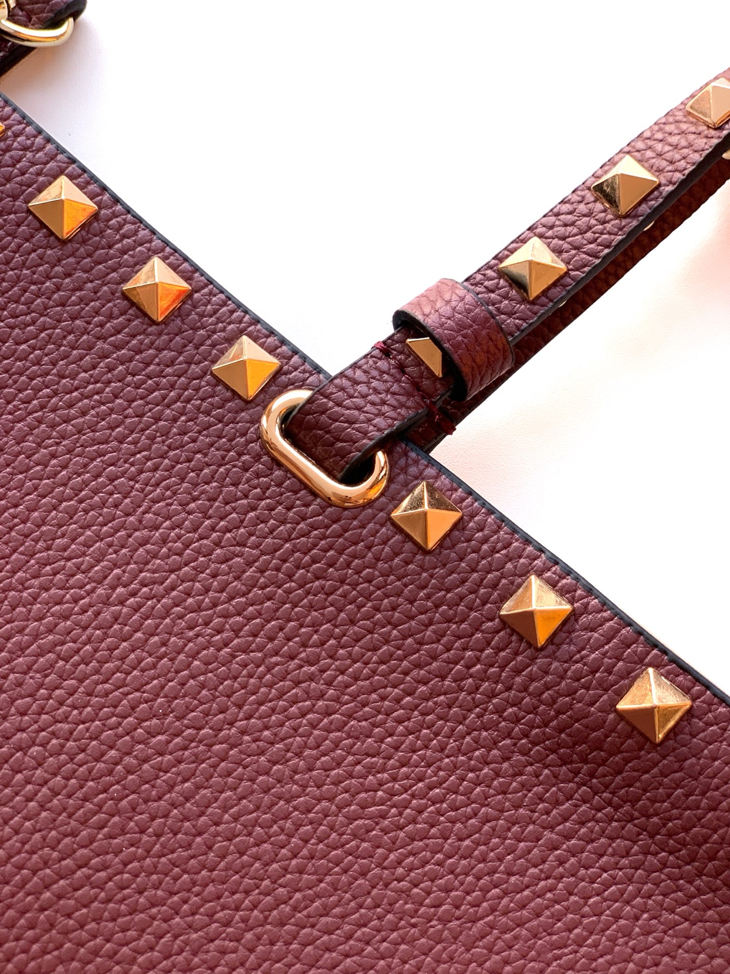 🆕🆕✨o Garavani小牛皮托特包，饰有标志性的Rockstud装饰，卷顶铆钉手柄。 - 可肩背亦可