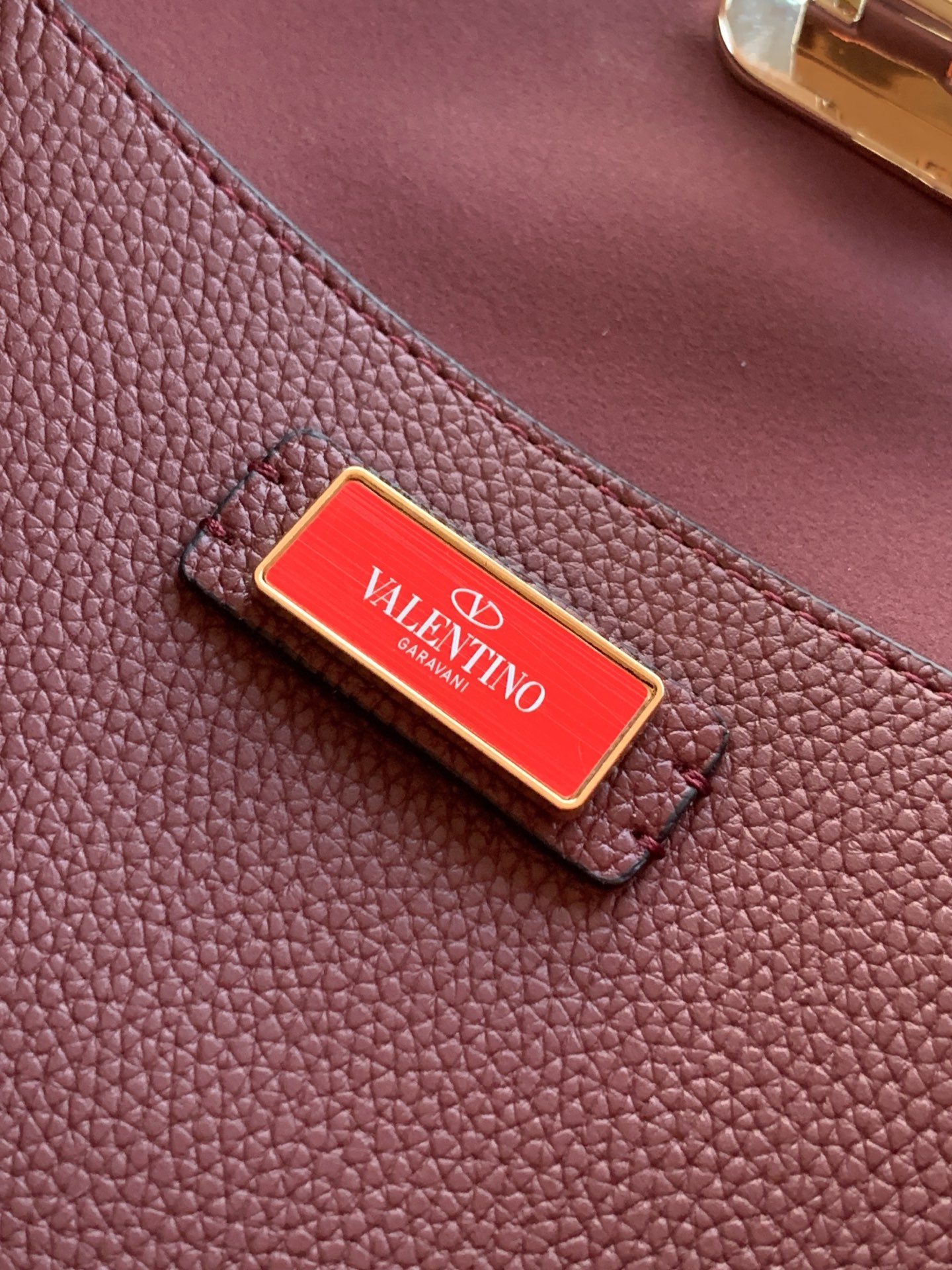 🆕🆕✨o Garavani小牛皮托特包，饰有标志性的Rockstud装饰，卷顶铆钉手柄。 - 可肩背亦可