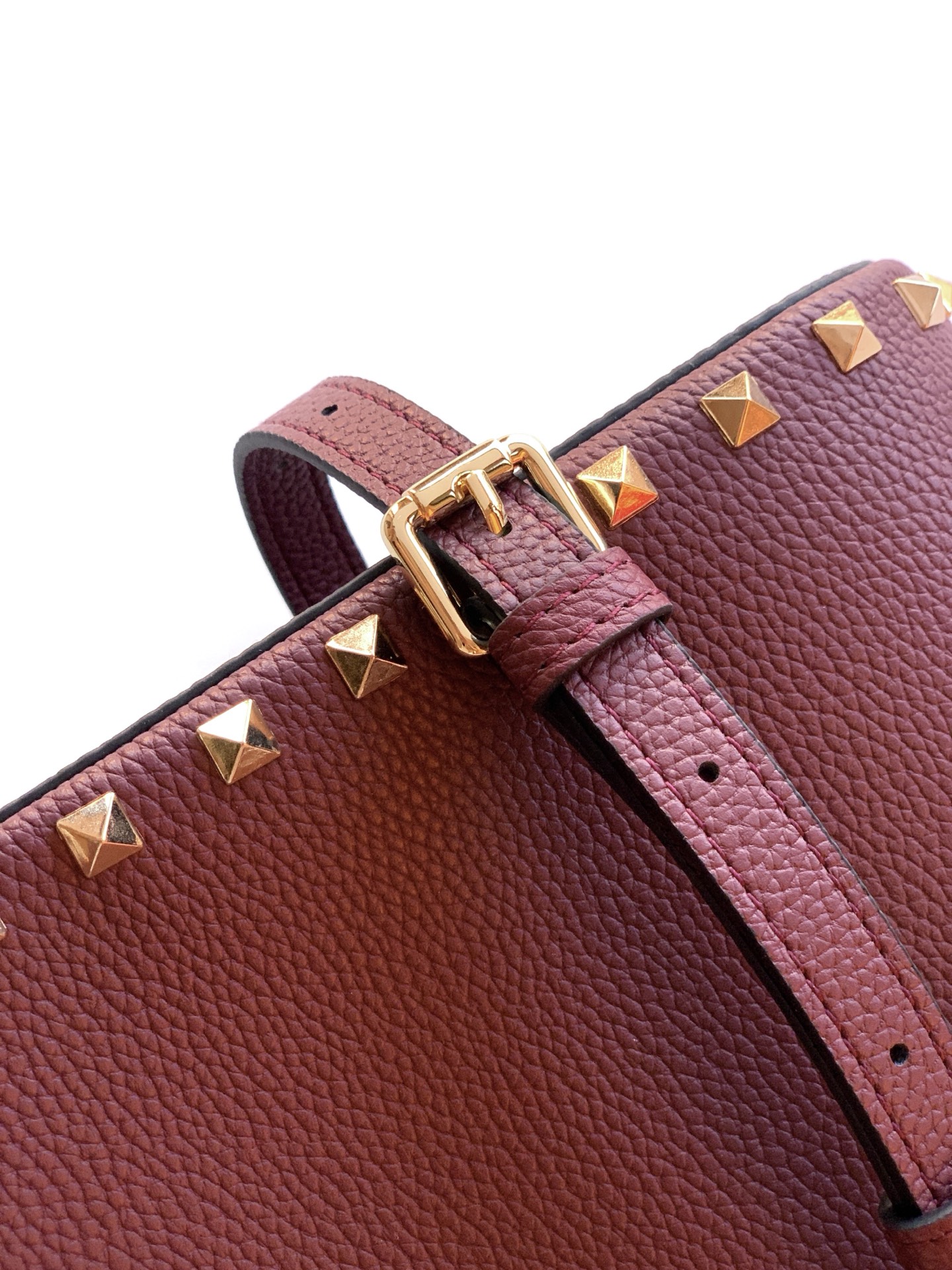 🆕🆕✨o Garavani小牛皮托特包，饰有标志性的Rockstud装饰，卷顶铆钉手柄。 - 可肩背亦可