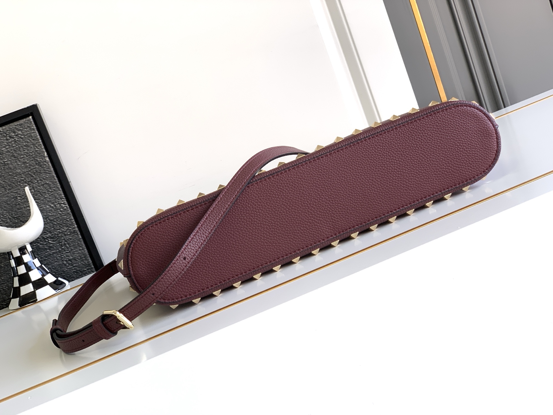 🆕🆕✨o Garavani小牛皮托特包，饰有标志性的Rockstud装饰，卷顶铆钉手柄。 - 可肩背亦可