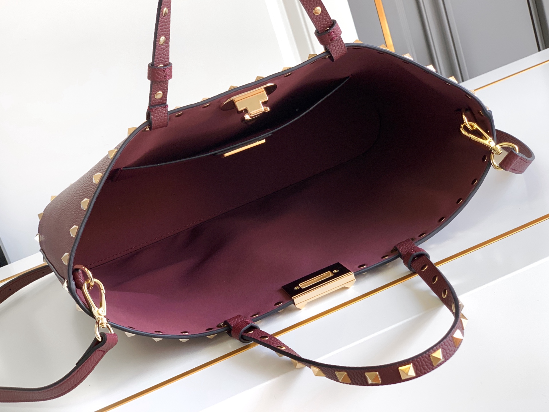 🆕🆕✨o Garavani小牛皮托特包，饰有标志性的Rockstud装饰，卷顶铆钉手柄。 - 可肩背亦可