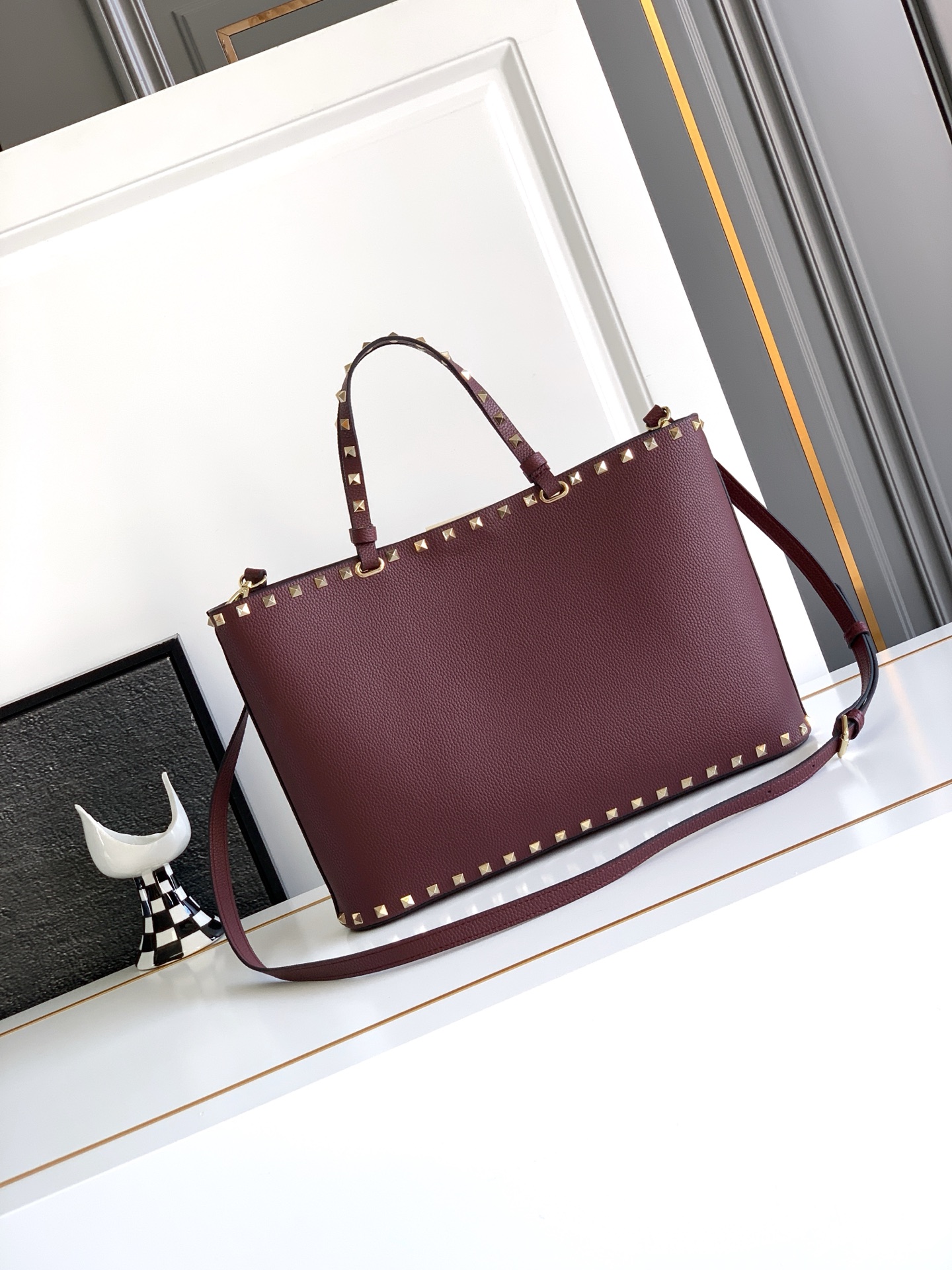 🆕🆕✨o Garavani小牛皮托特包，饰有标志性的Rockstud装饰，卷顶铆钉手柄。 - 可肩背亦可