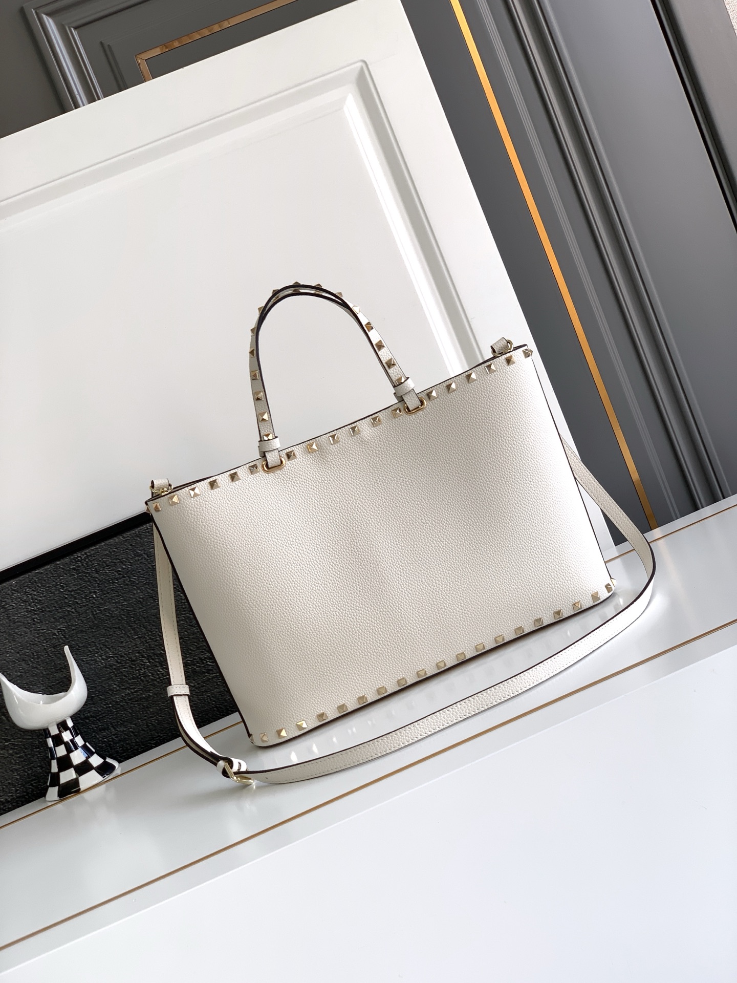 🆕🆕✨o Garavani小牛皮托特包，饰有标志性的Rockstud装饰，卷顶铆钉手柄。 - 可肩背亦可
