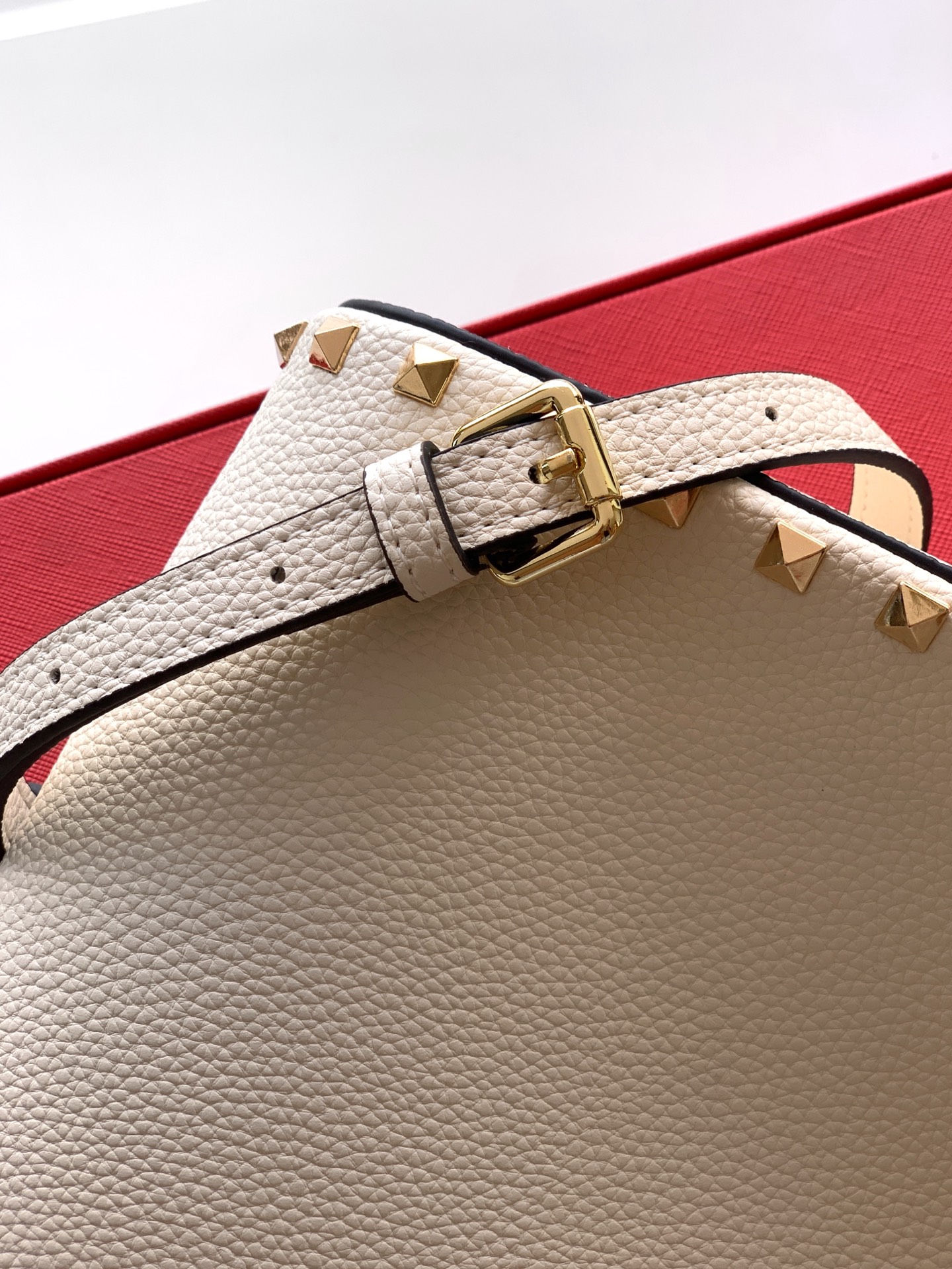 🆕🆕✨o Garavani小牛皮托特包，饰有标志性的Rockstud装饰，卷顶铆钉手柄。 - 可肩背亦可