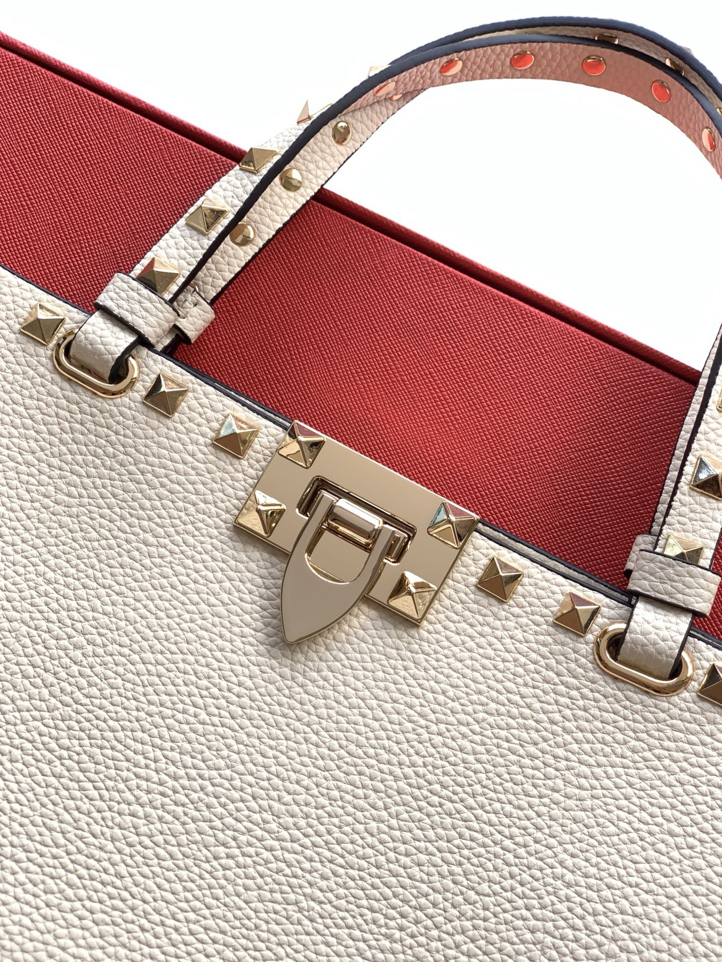 🆕🆕✨o Garavani小牛皮托特包，饰有标志性的Rockstud装饰，卷顶铆钉手柄。 - 可肩背亦可