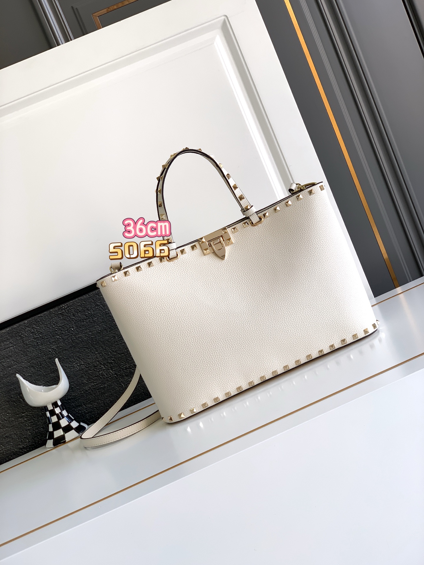 🆕🆕✨o Garavani小牛皮托特包，饰有标志性的Rockstud装饰，卷顶铆钉手柄。 - 可肩背亦可