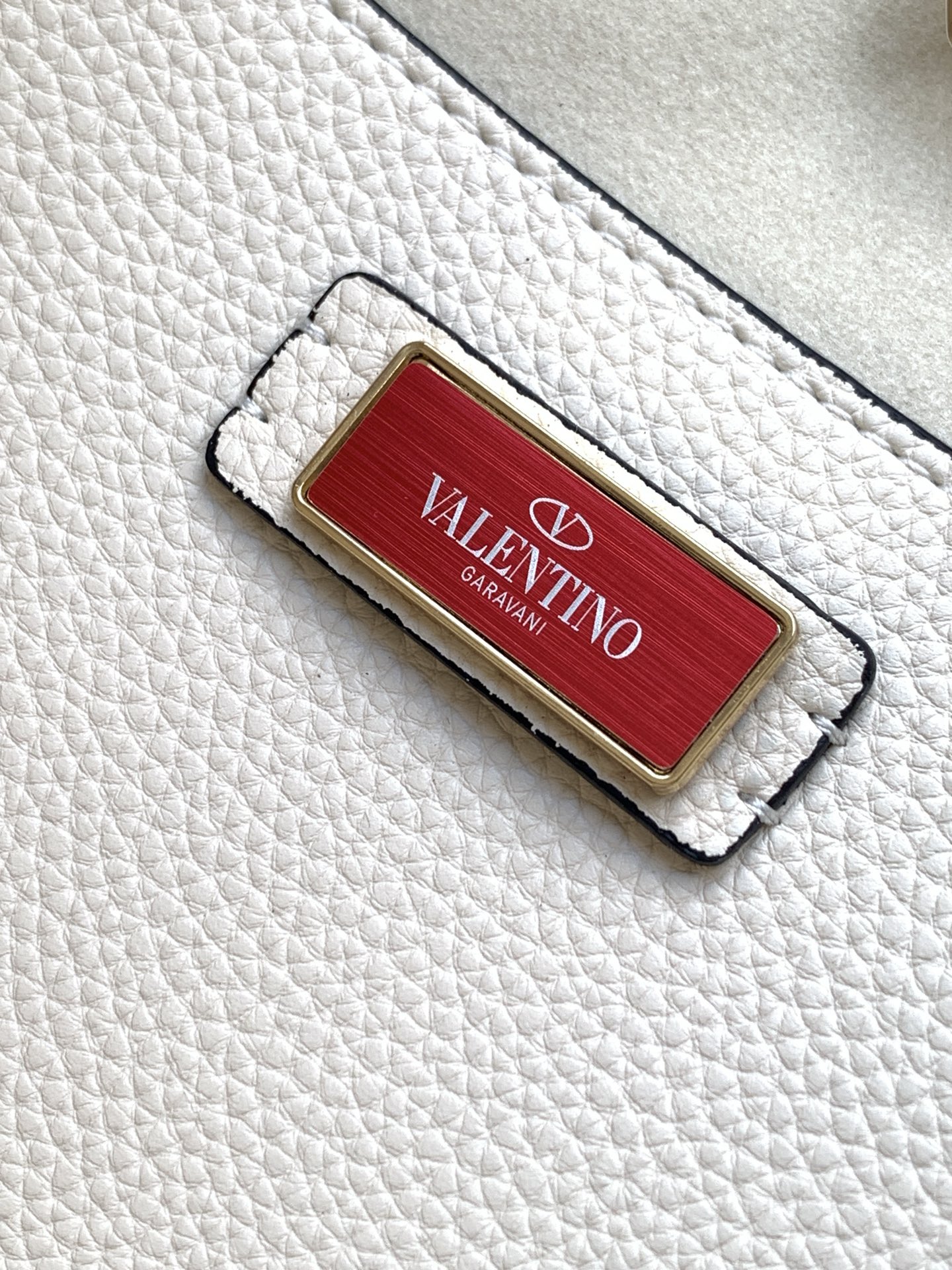 🆕🆕✨o Garavani小牛皮托特包，饰有标志性的Rockstud装饰，卷顶铆钉手柄。 - 可肩背亦可