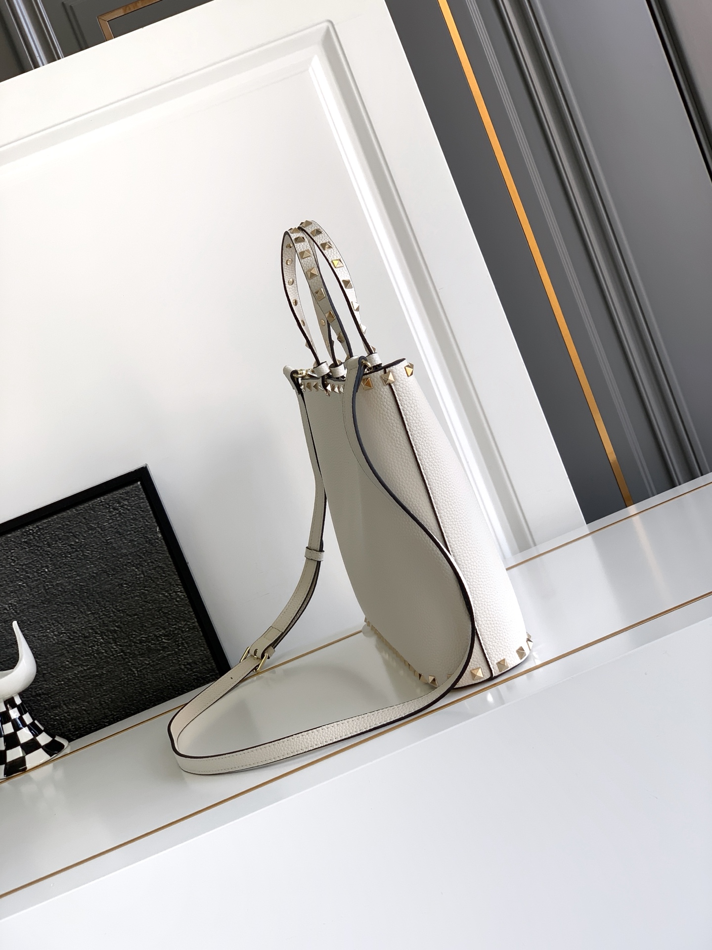 🆕🆕✨o Garavani小牛皮托特包，饰有标志性的Rockstud装饰，卷顶铆钉手柄。 - 可肩背亦可