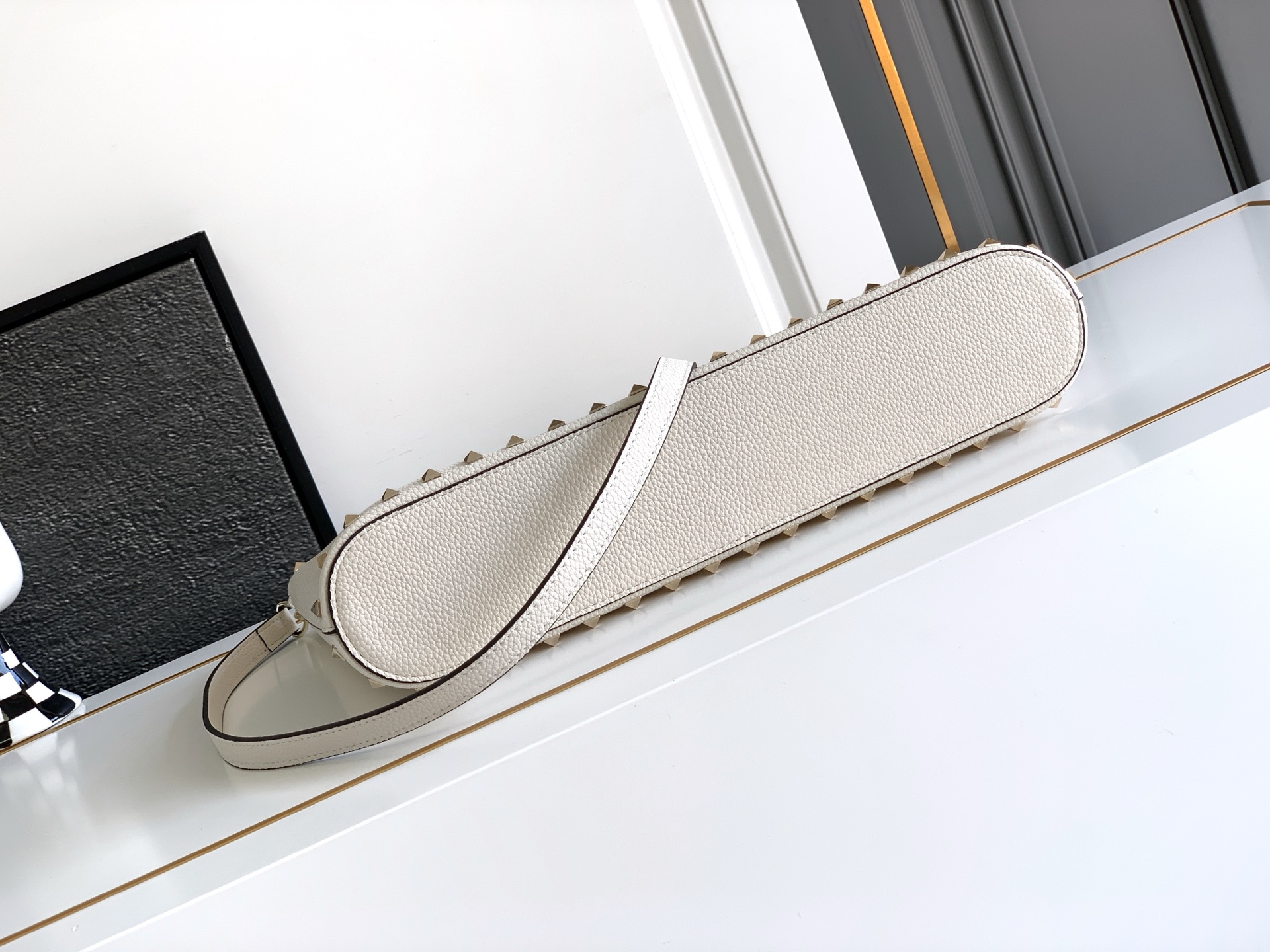 🆕🆕✨o Garavani小牛皮托特包，饰有标志性的Rockstud装饰，卷顶铆钉手柄。 - 可肩背亦可