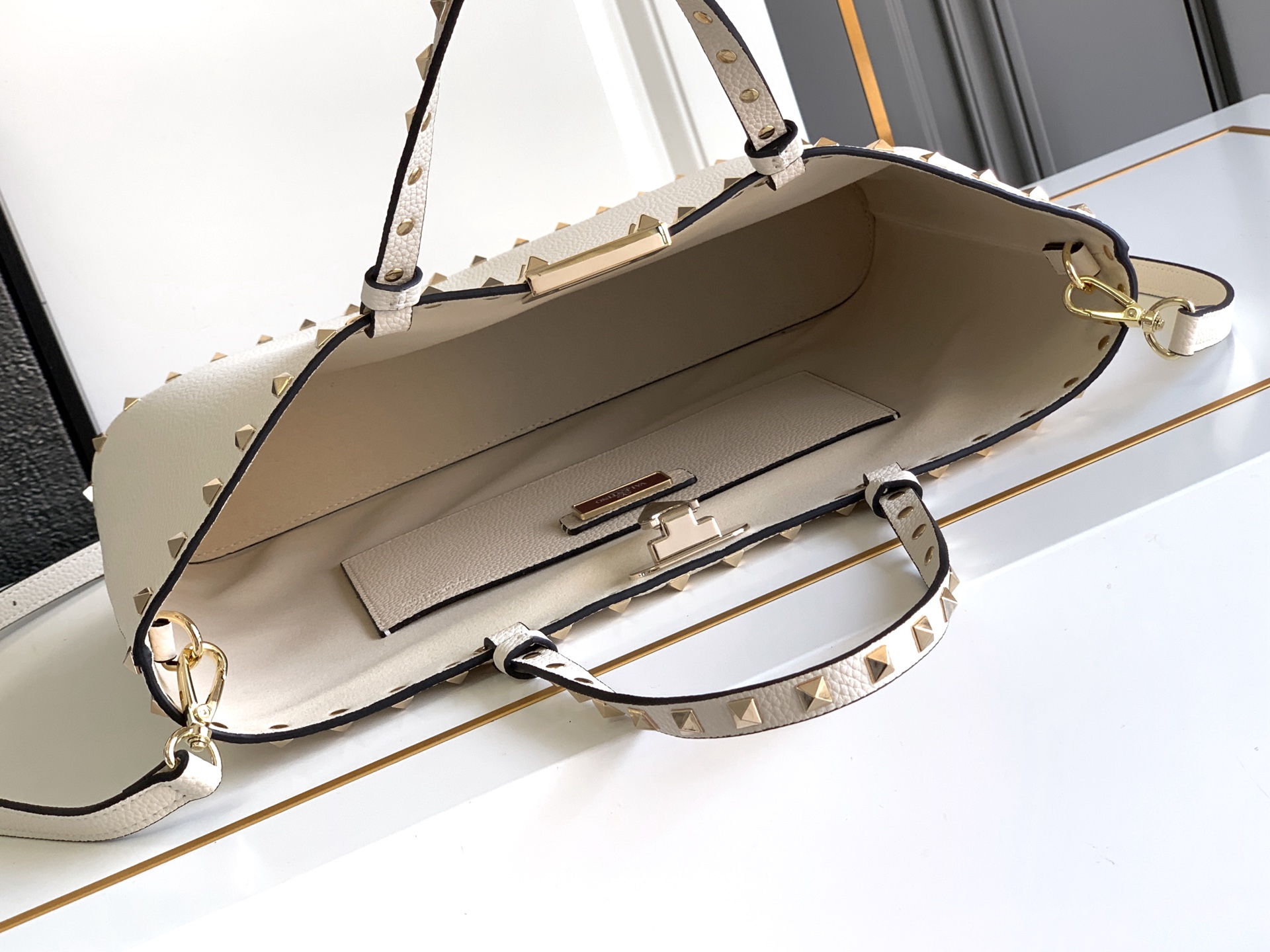 🆕🆕✨o Garavani小牛皮托特包，饰有标志性的Rockstud装饰，卷顶铆钉手柄。 - 可肩背亦可