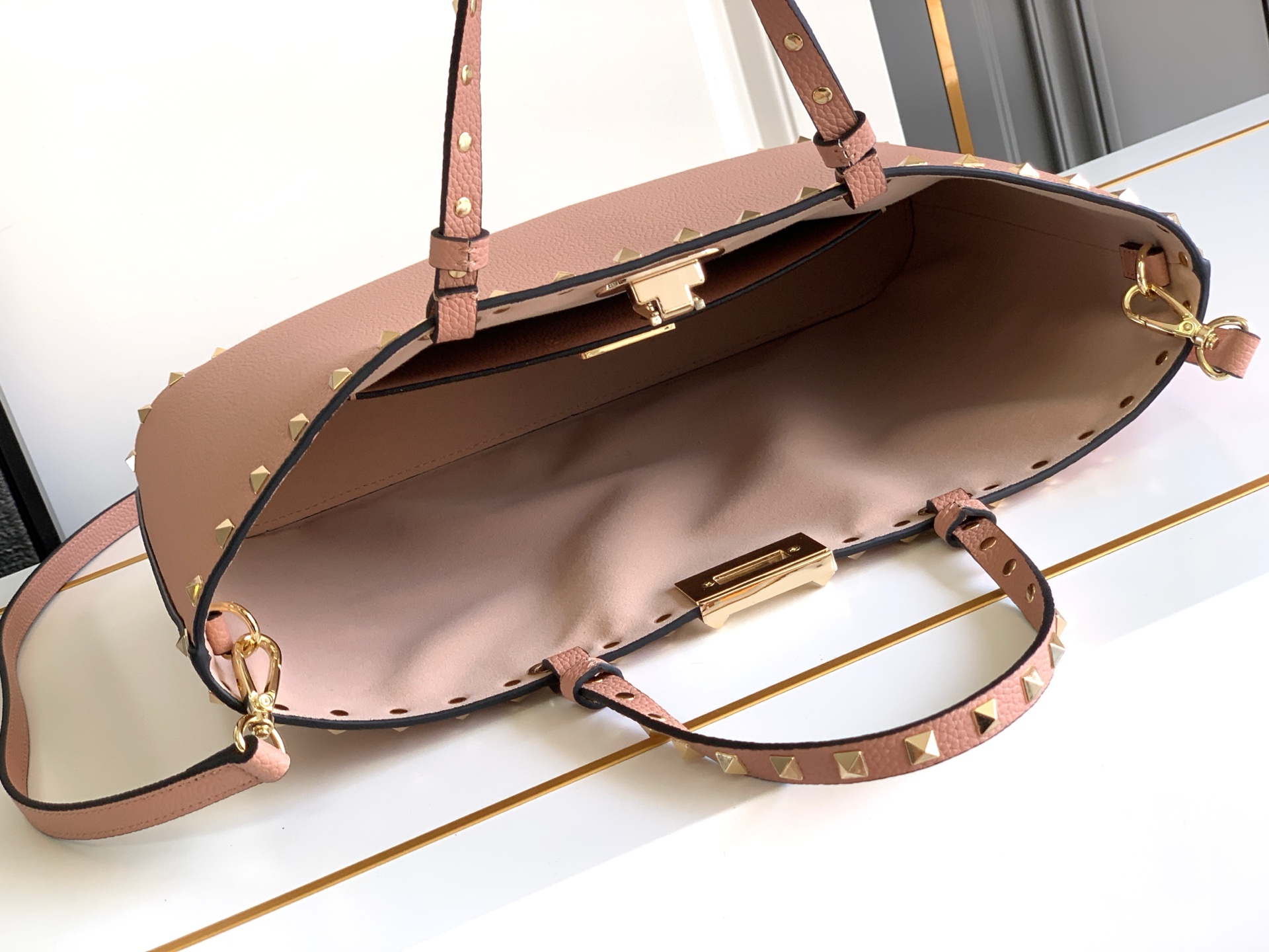 🆕🆕✨o Garavani小牛皮托特包，饰有标志性的Rockstud装饰，卷顶铆钉手柄。 - 可肩背亦可