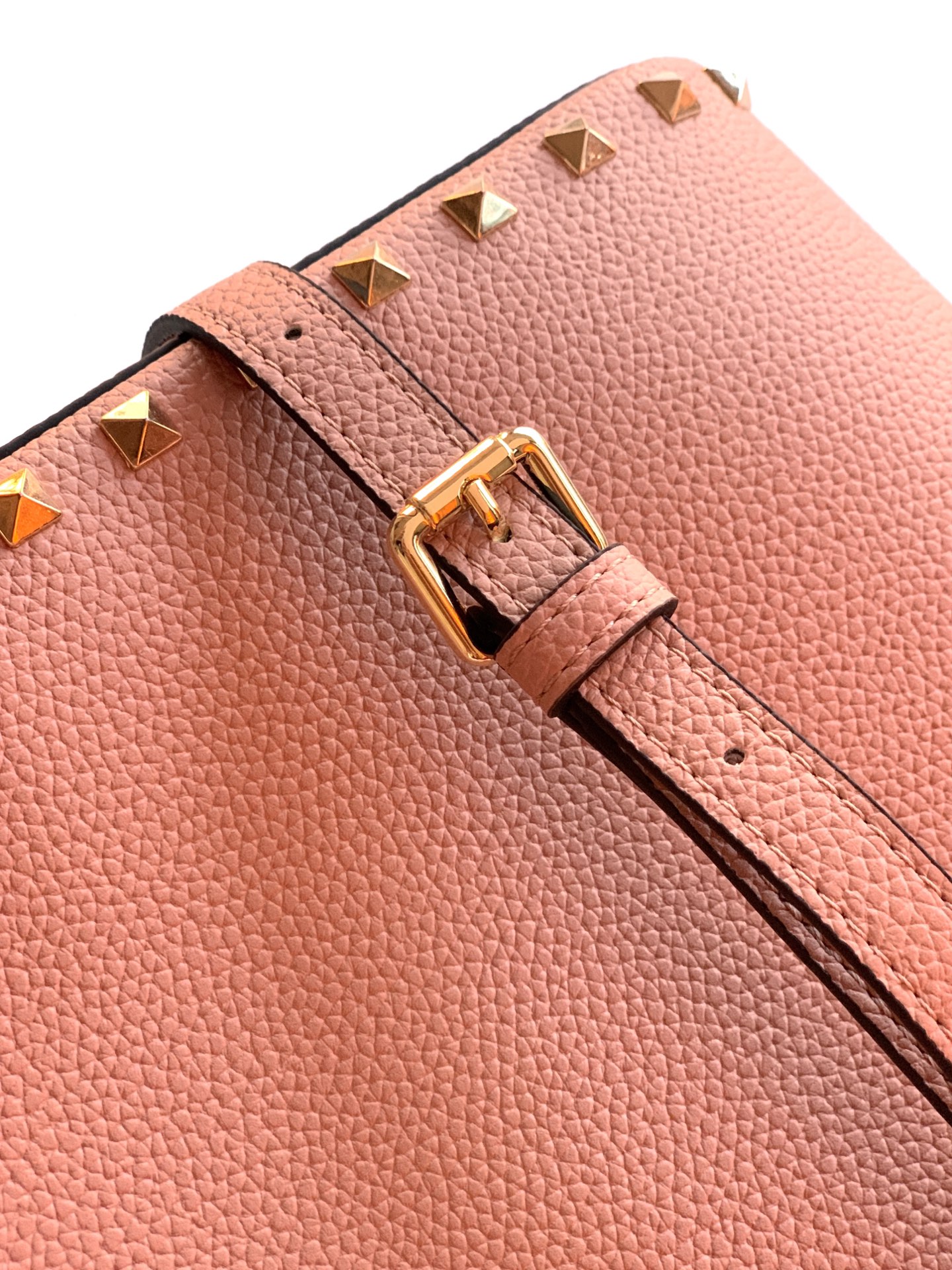 🆕🆕✨o Garavani小牛皮托特包，饰有标志性的Rockstud装饰，卷顶铆钉手柄。 - 可肩背亦可