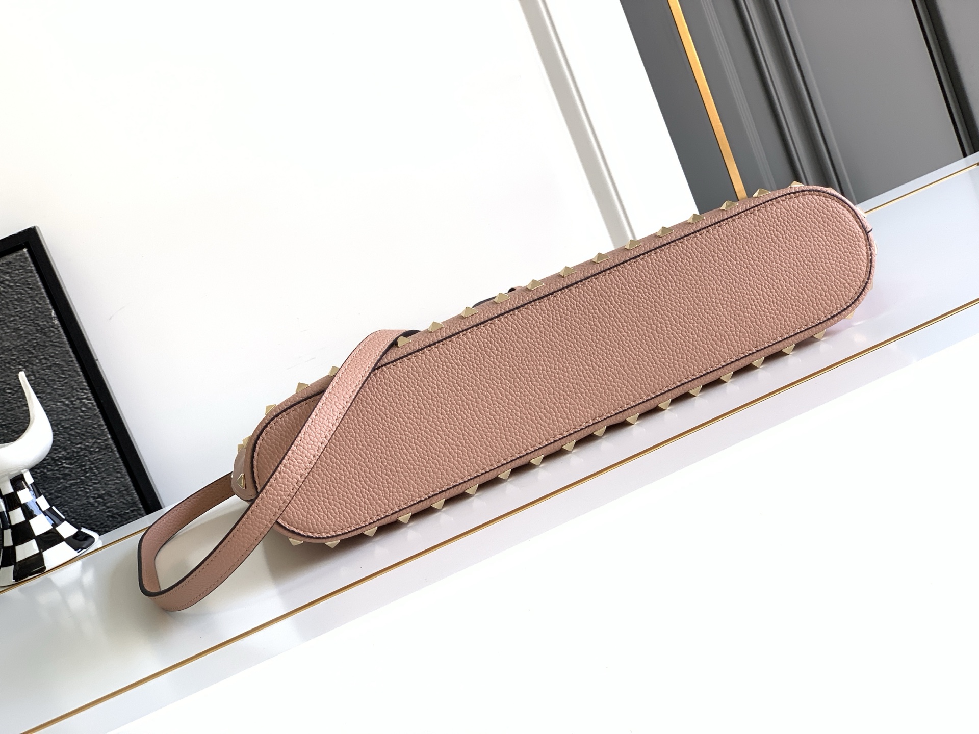 🆕🆕✨o Garavani小牛皮托特包，饰有标志性的Rockstud装饰，卷顶铆钉手柄。 - 可肩背亦可