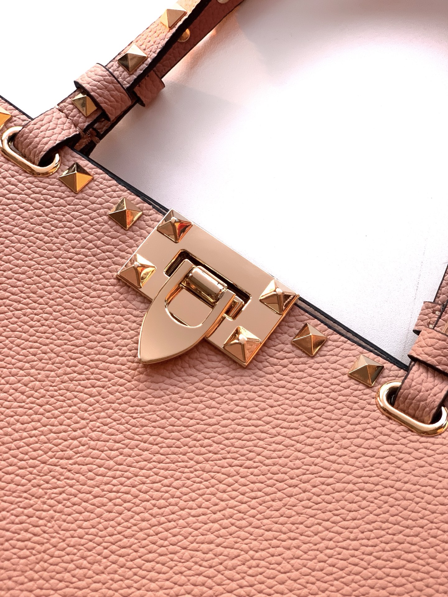 🆕🆕✨o Garavani小牛皮托特包，饰有标志性的Rockstud装饰，卷顶铆钉手柄。 - 可肩背亦可