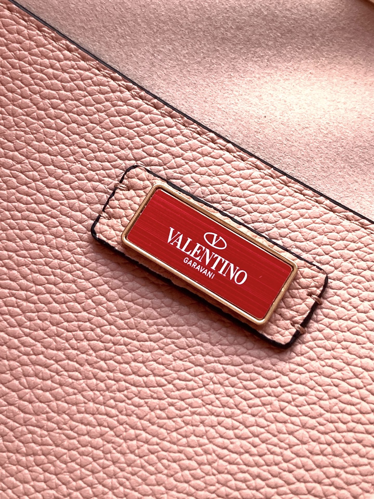 🆕🆕✨o Garavani小牛皮托特包，饰有标志性的Rockstud装饰，卷顶铆钉手柄。 - 可肩背亦可