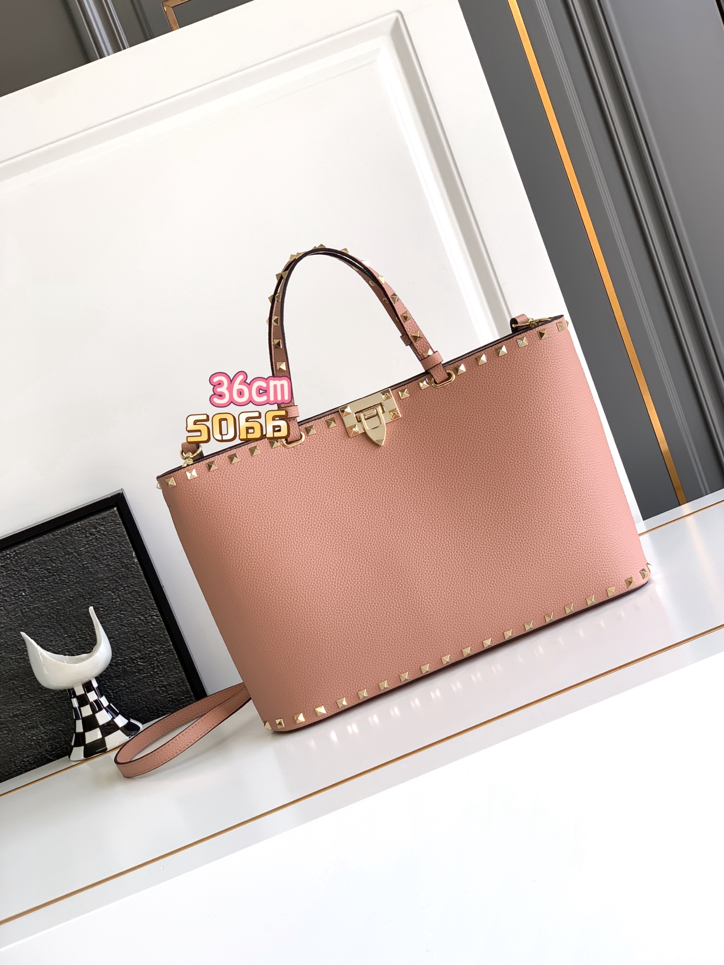 🆕🆕✨o Garavani小牛皮托特包，饰有标志性的Rockstud装饰，卷顶铆钉手柄。 - 可肩背亦可