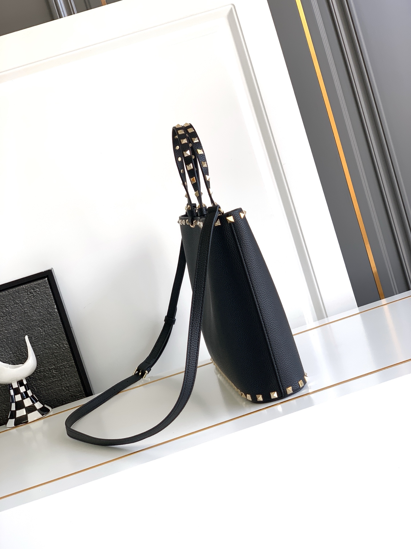 🆕🆕✨o Garavani小牛皮托特包，饰有标志性的Rockstud装饰，卷顶铆钉手柄。 - 可肩背亦可