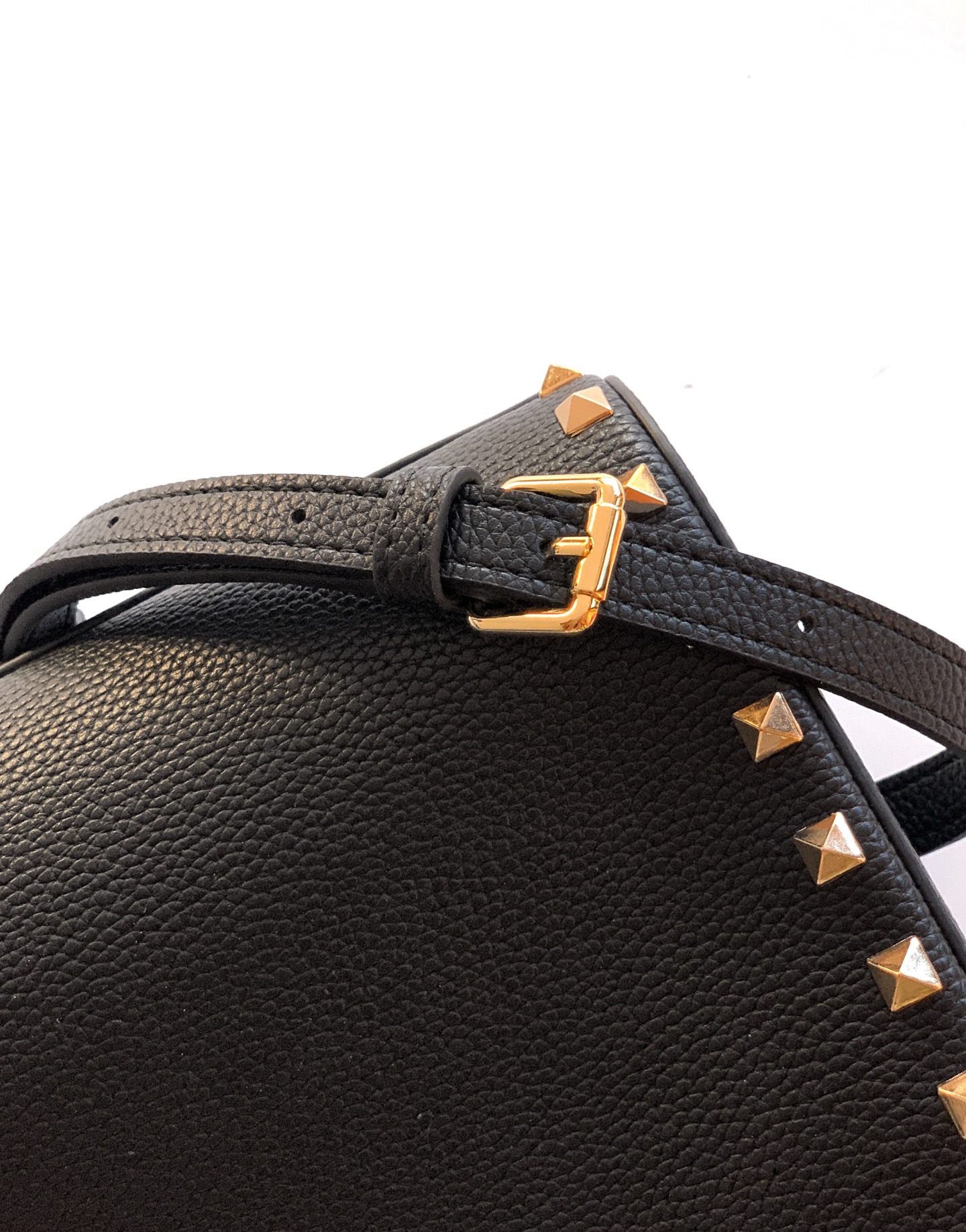 🆕🆕✨o Garavani小牛皮托特包，饰有标志性的Rockstud装饰，卷顶铆钉手柄。 - 可肩背亦可