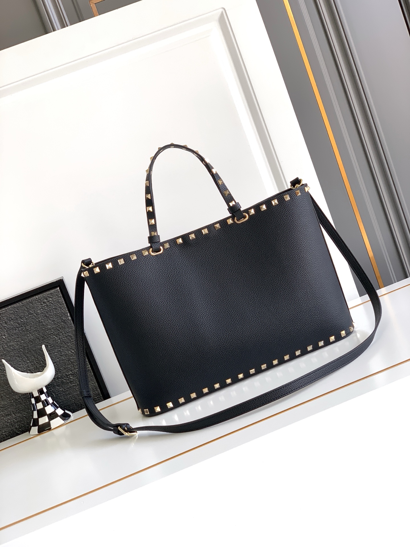 🆕🆕✨o Garavani小牛皮托特包，饰有标志性的Rockstud装饰，卷顶铆钉手柄。 - 可肩背亦可