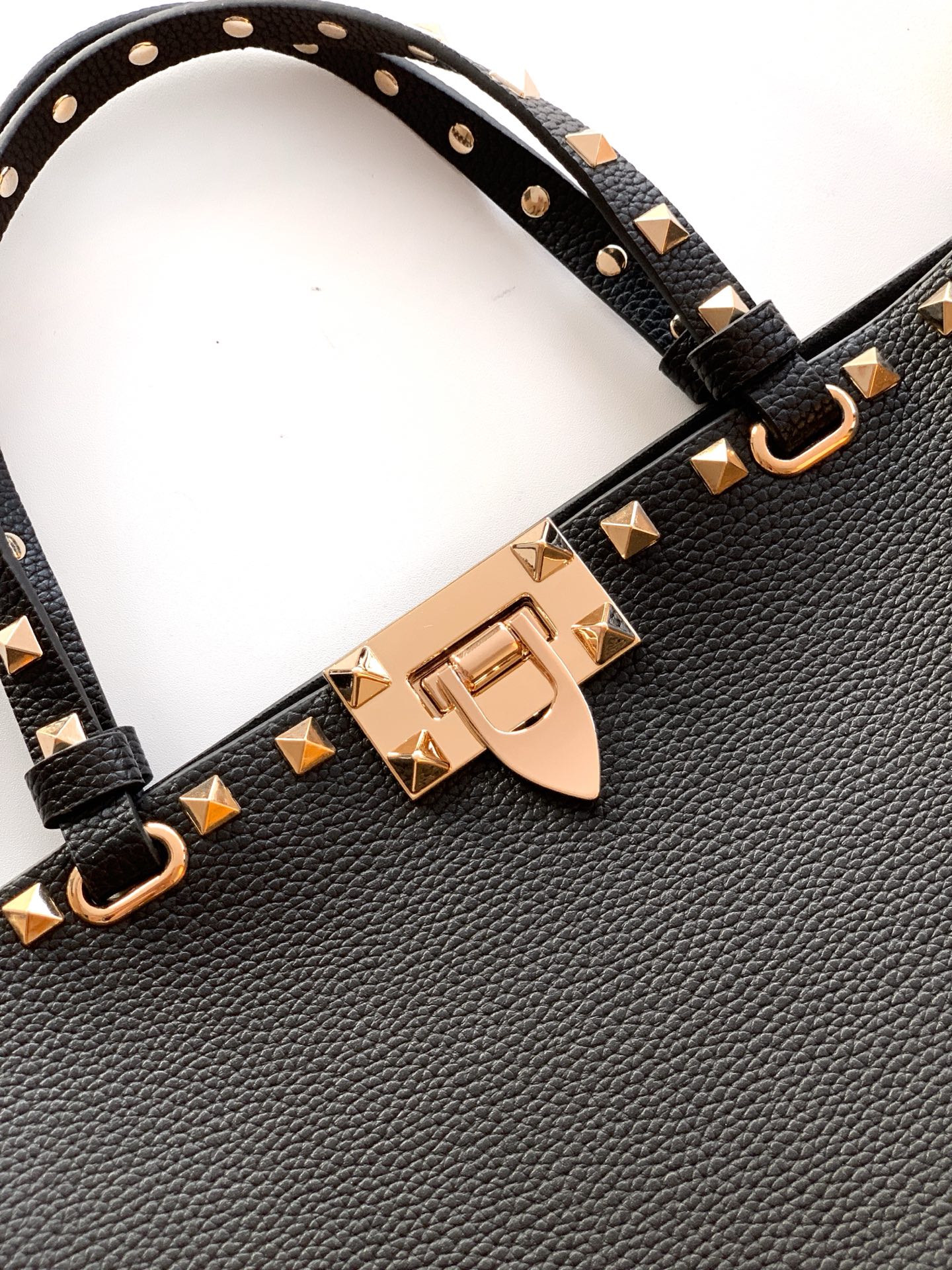 🆕🆕✨o Garavani小牛皮托特包，饰有标志性的Rockstud装饰，卷顶铆钉手柄。 - 可肩背亦可