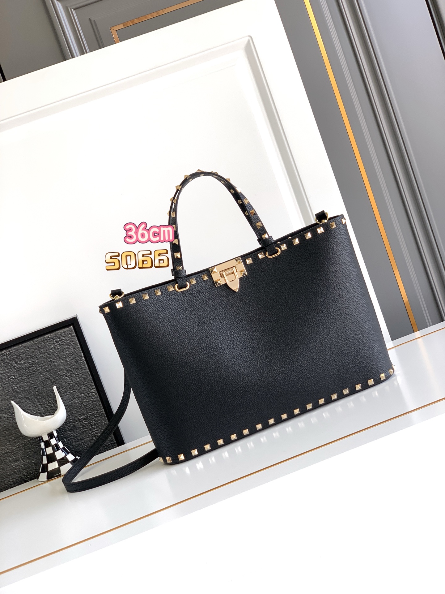 🆕🆕✨o Garavani小牛皮托特包，饰有标志性的Rockstud装饰，卷顶铆钉手柄。 - 可肩背亦可