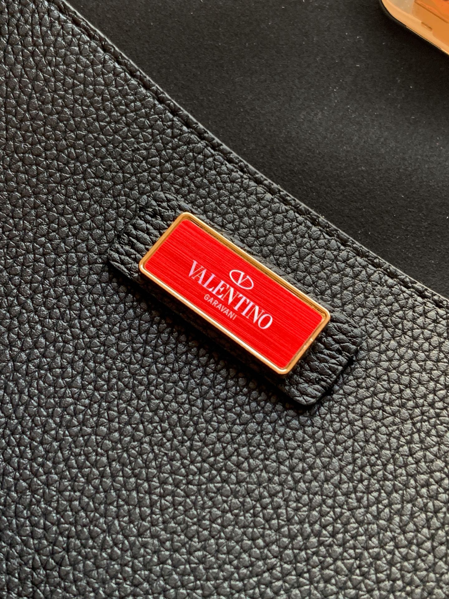 🆕🆕✨o Garavani小牛皮托特包，饰有标志性的Rockstud装饰，卷顶铆钉手柄。 - 可肩背亦可