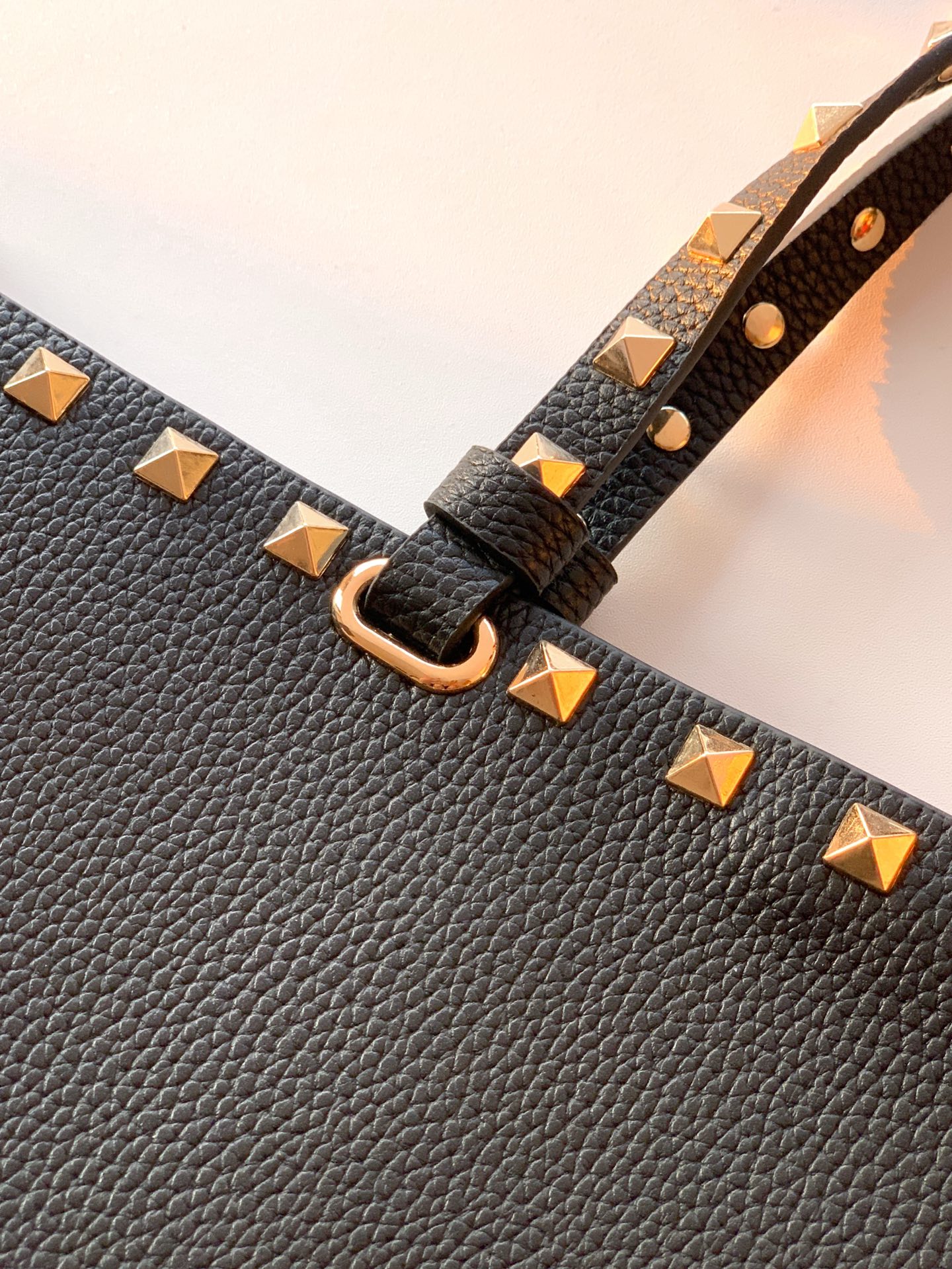 🆕🆕✨o Garavani小牛皮托特包，饰有标志性的Rockstud装饰，卷顶铆钉手柄。 - 可肩背亦可