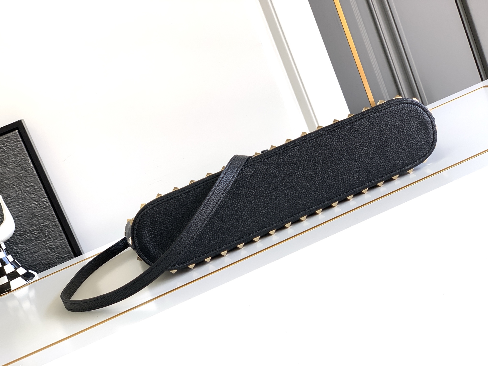 🆕🆕✨o Garavani小牛皮托特包，饰有标志性的Rockstud装饰，卷顶铆钉手柄。 - 可肩背亦可