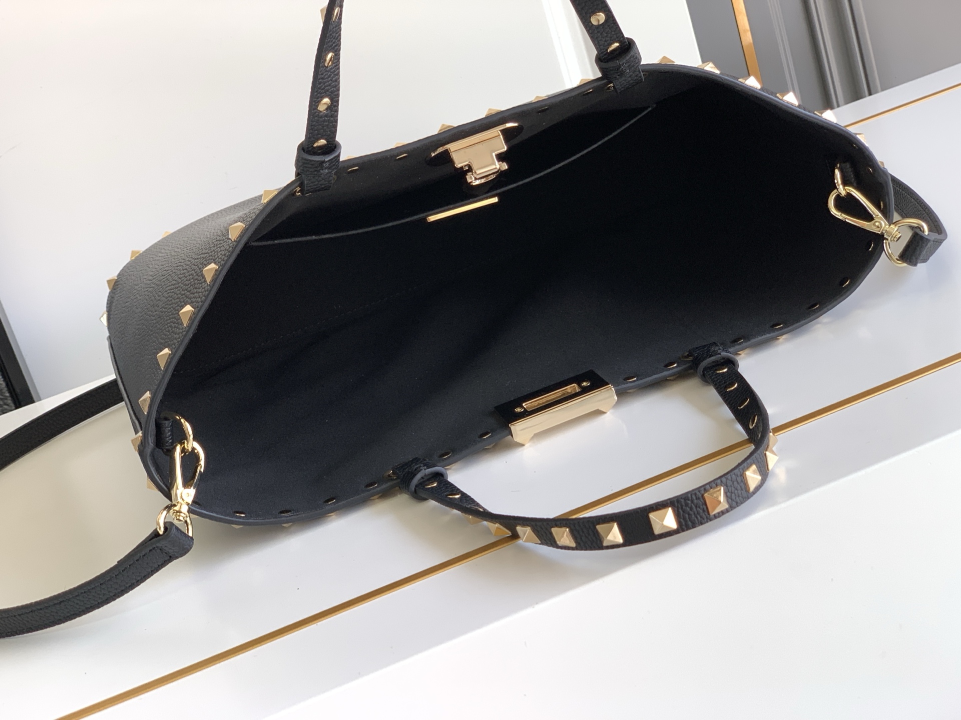 🆕🆕✨o Garavani小牛皮托特包，饰有标志性的Rockstud装饰，卷顶铆钉手柄。 - 可肩背亦可