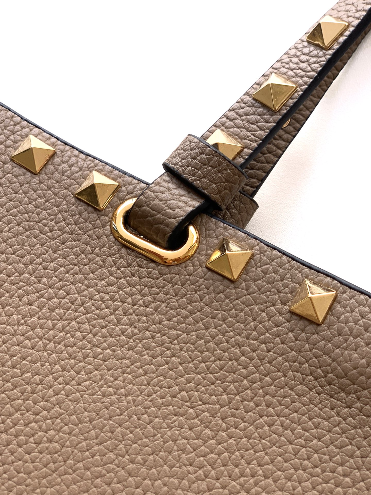 🆕🆕✨o Garavani小牛皮托特包，饰有标志性的Rockstud装饰，卷顶铆钉手柄。 - 可肩背亦可